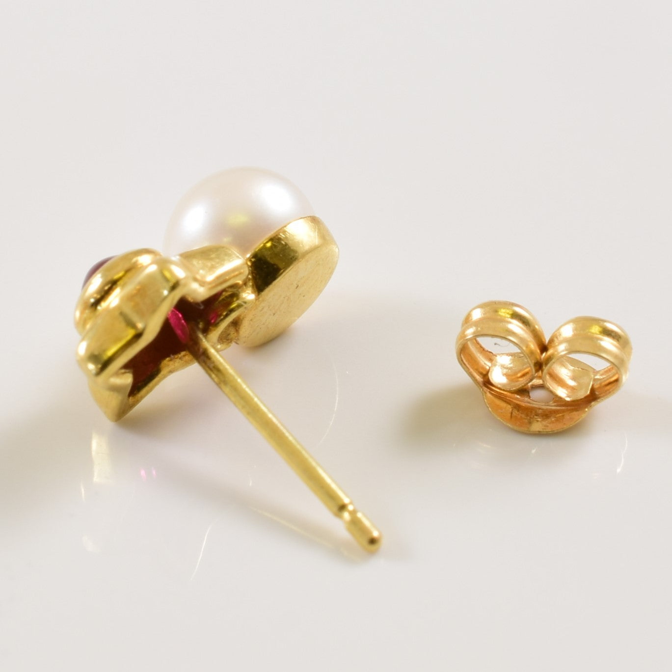 Boucles d'oreilles puces en forme d'étoile, rubis et perles | 2,00 ctw |
