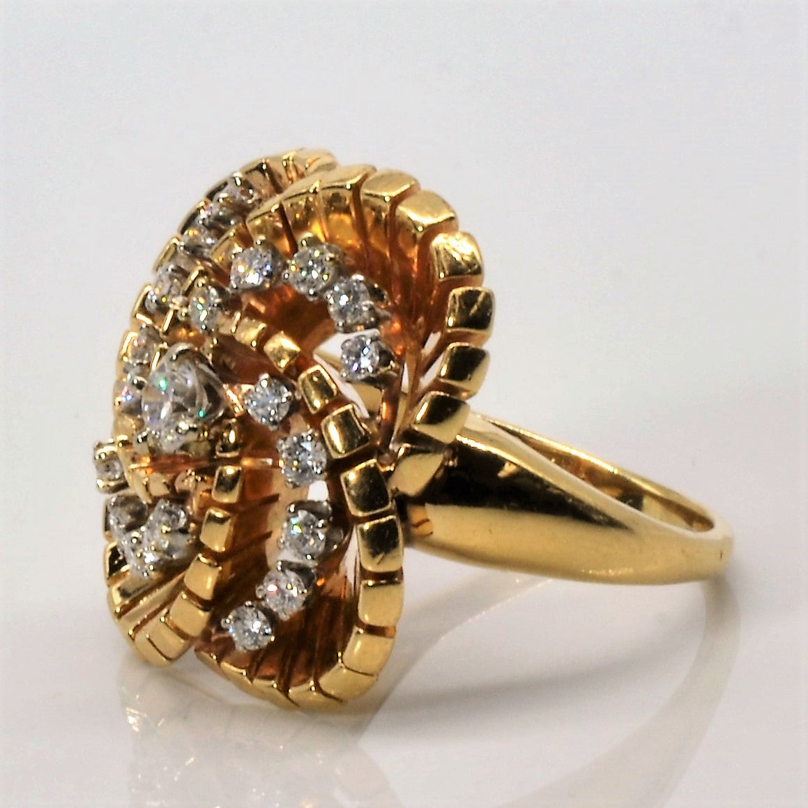 Bague en or sertie de diamants pavés en spirale | 0,60 ct | Taille 8,25 |