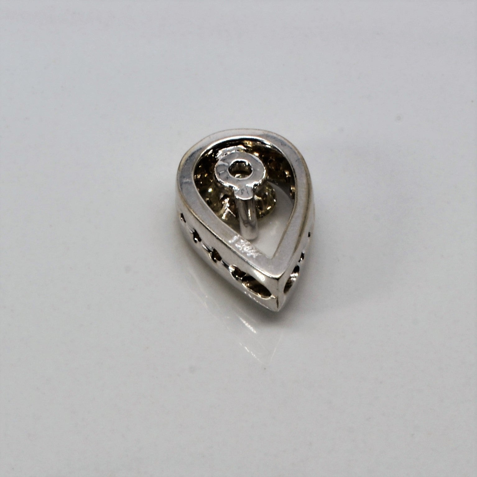 Pendentif solitaire en diamant en forme de larme | 0,46 ct |