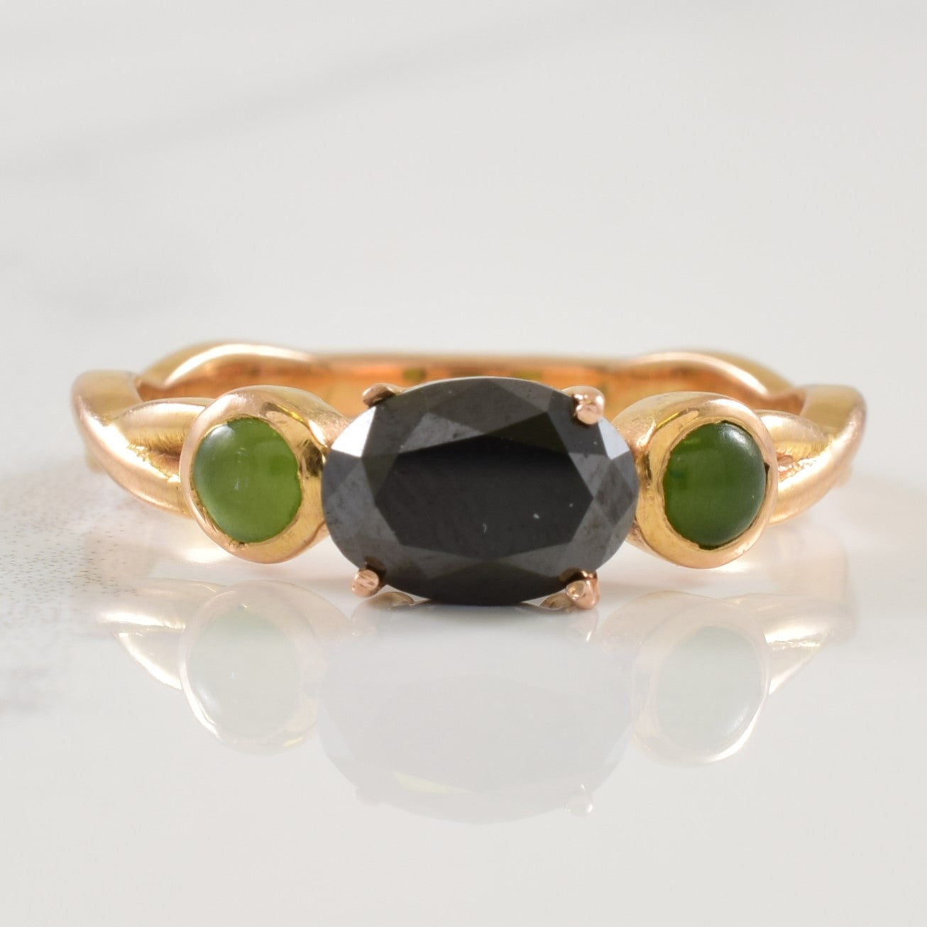 Bague sertie clos de diamants noirs et de néphrite | 0,75 ct, 0,14 ct au total | Taille 5 |