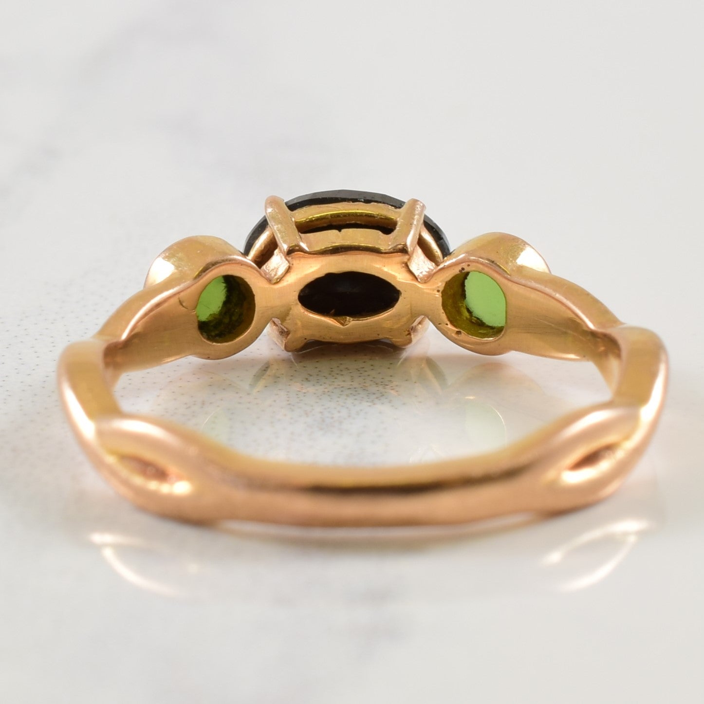 Bague sertie clos de diamants noirs et de néphrite | 0,75 ct, 0,14 ct au total | Taille 5 |