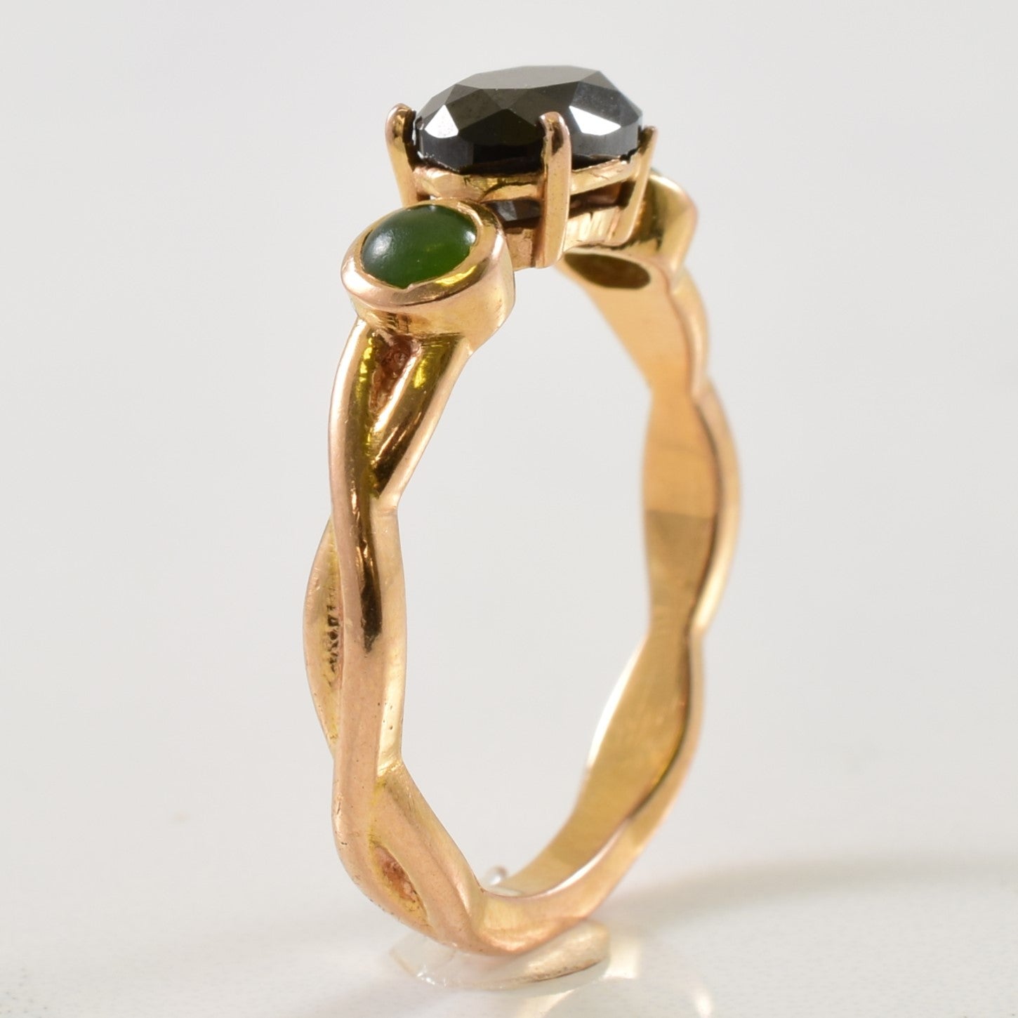 Bague sertie clos de diamants noirs et de néphrite | 0,75 ct, 0,14 ct au total | Taille 5 |