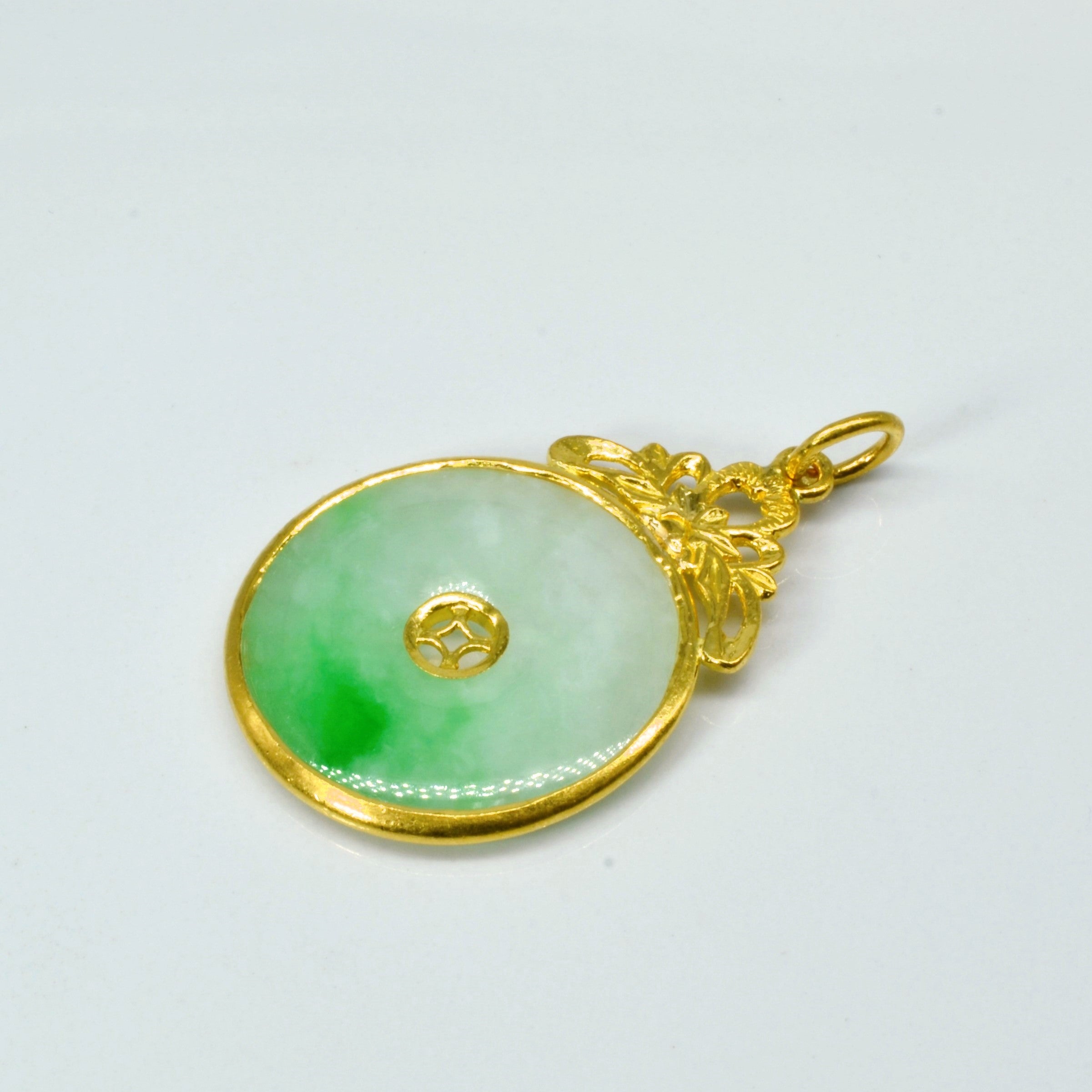 Pendentif en or filigrané de jadéite en forme de donut | 22,00 ct |