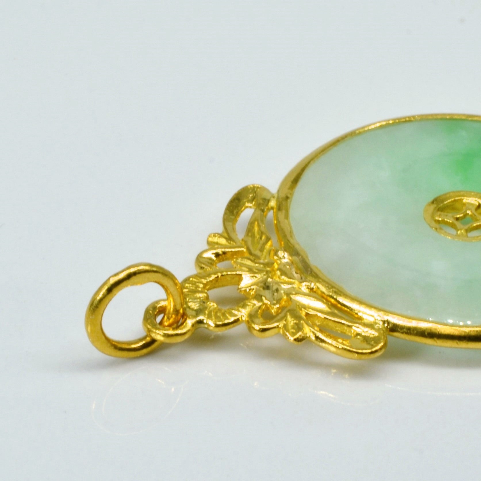 Pendentif en or filigrané de jadéite en forme de donut | 22,00 ct |