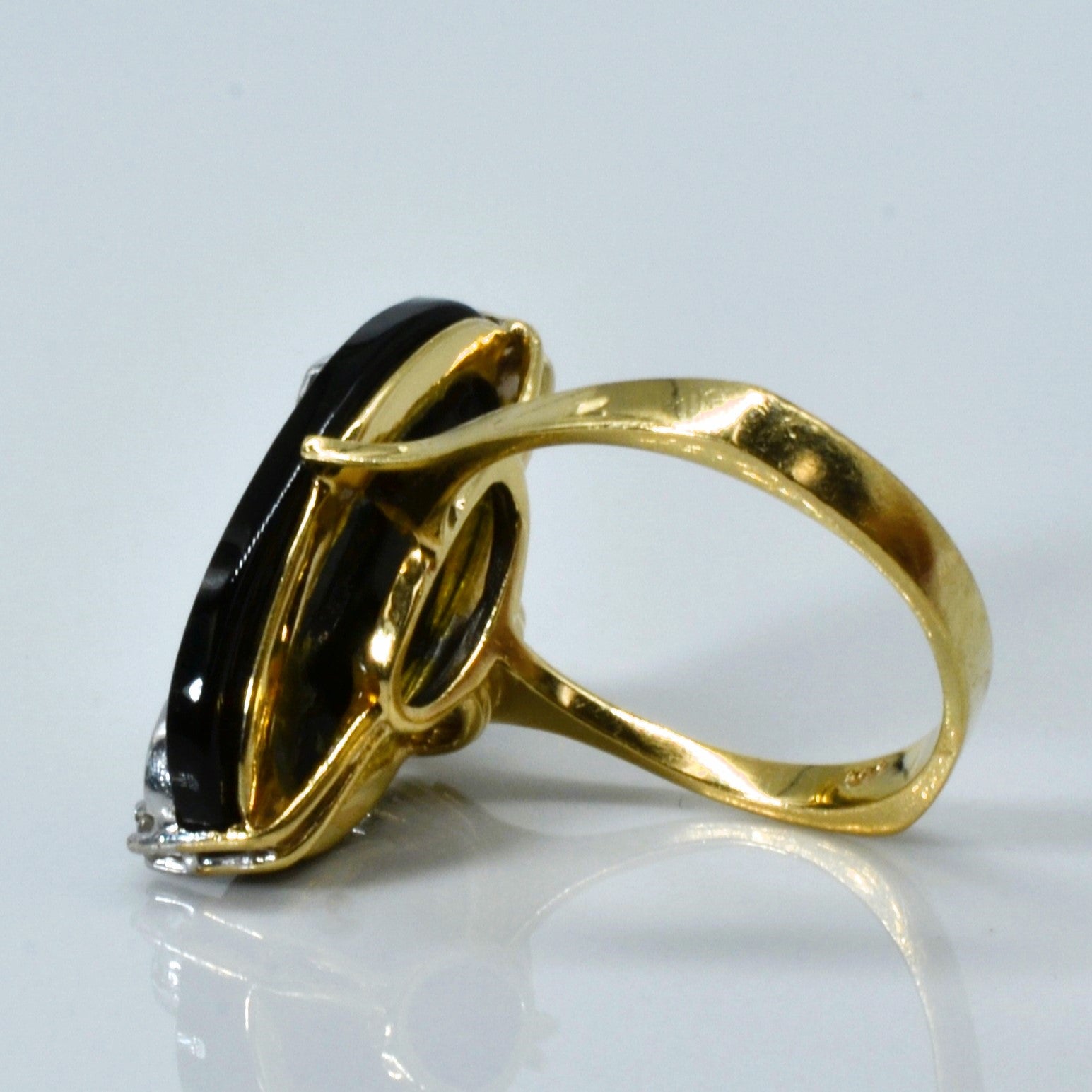 Bague cocktail en onyx et diamants | 7,75 ct | 0,24 ct au total | Taille 8,5 |