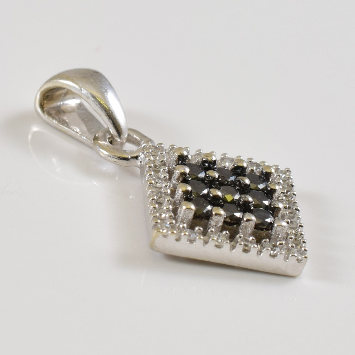 Pendentif serti de diamants et de saphirs | 0,07 ct, 0,18 ct |