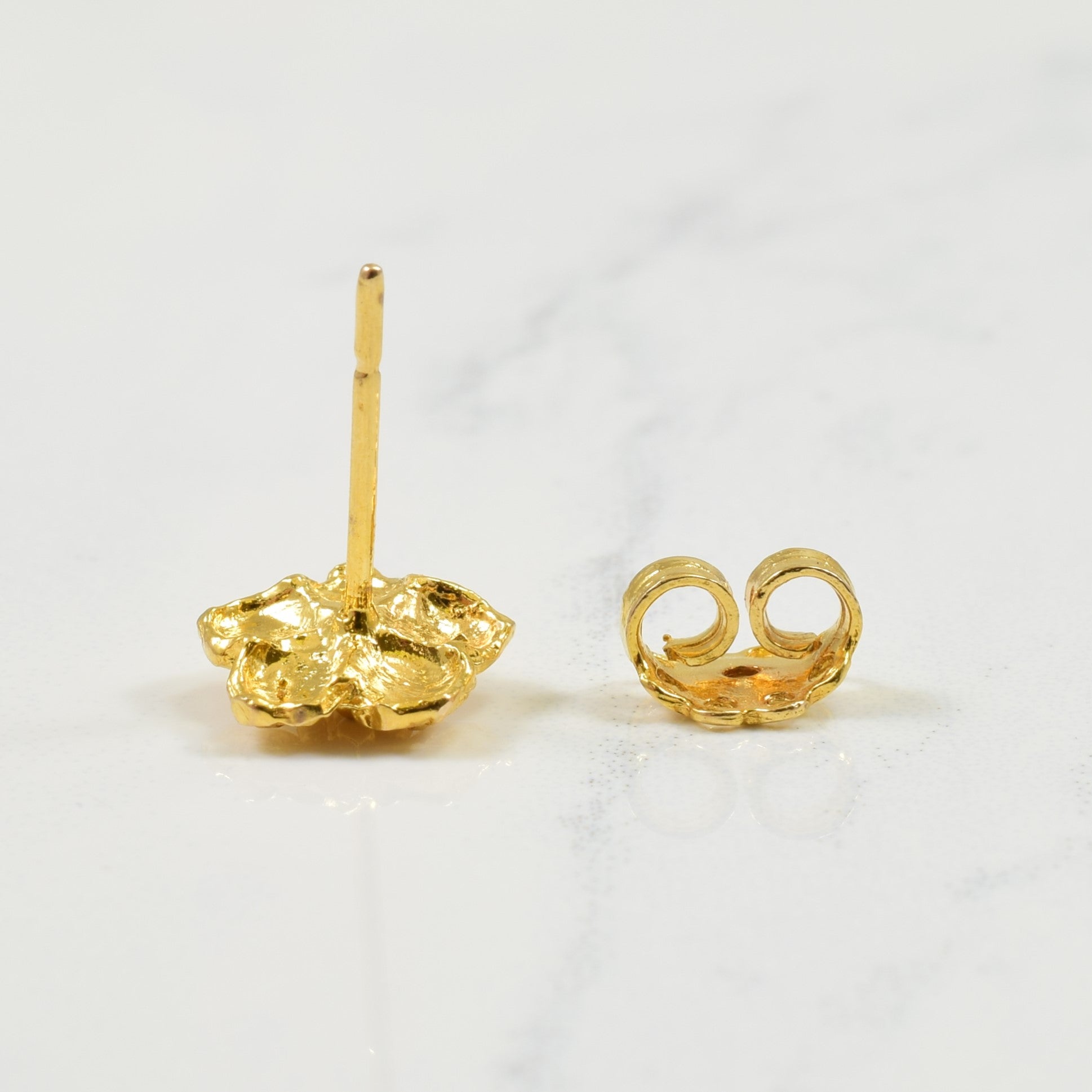 Boucles d'oreilles puces en or jaune 18 carats en forme de fleur