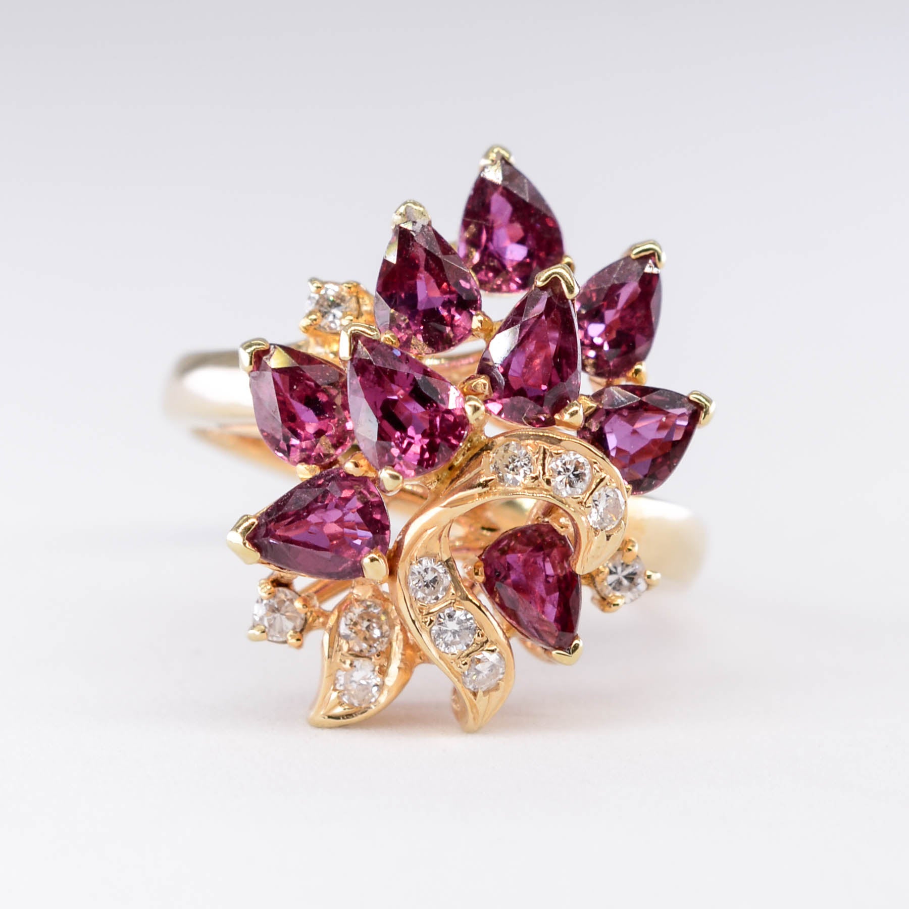Bague rubis taille poire et diamants | 2,82 ct, 0,20 ct | Taille 6,5 |