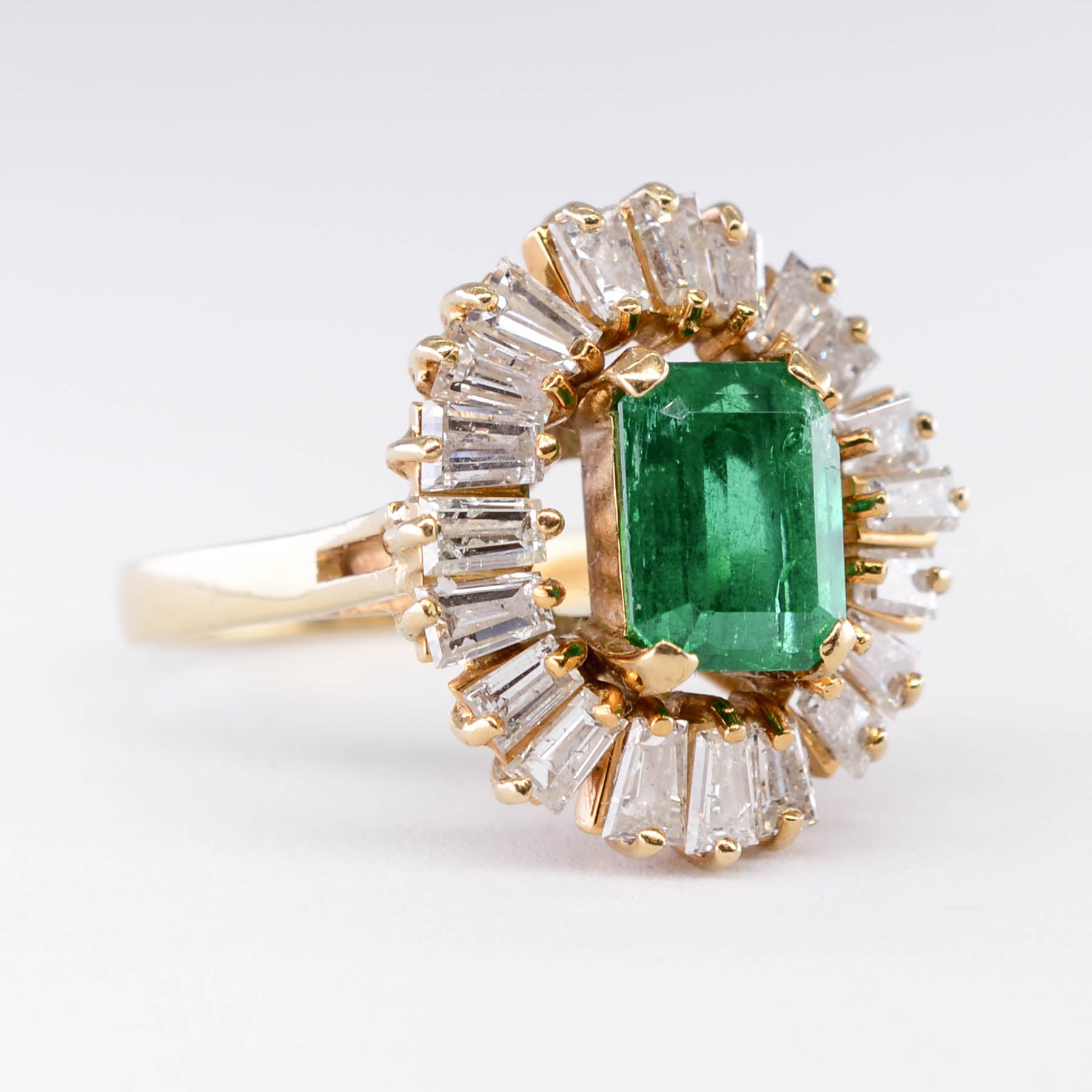 Bague cocktail émeraude et diamants baguette | 2,18 ct, 1,09 ct au total | Taille 5,75 |