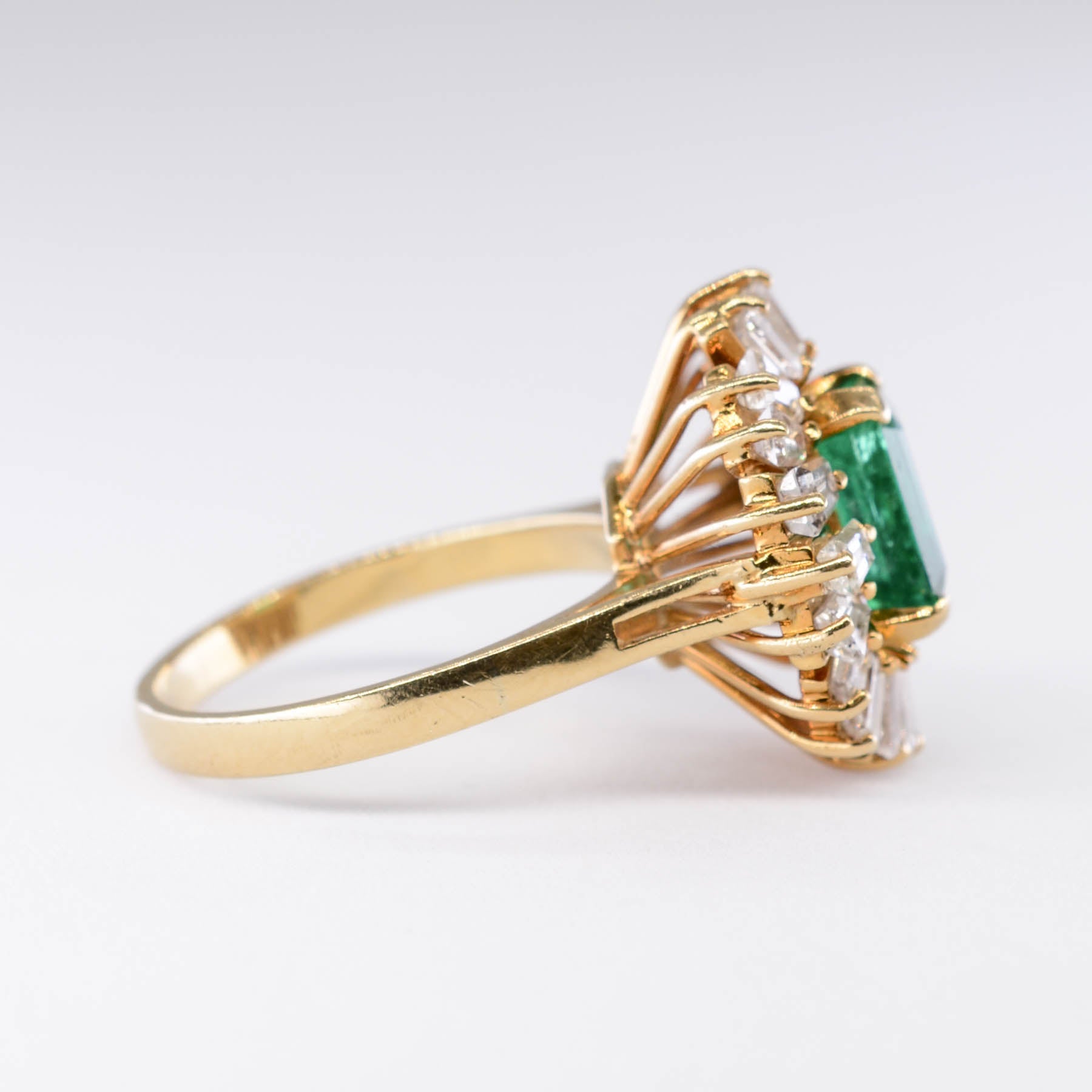 Bague cocktail émeraude et diamants baguette | 2,18 ct, 1,09 ct au total | Taille 5,75 |