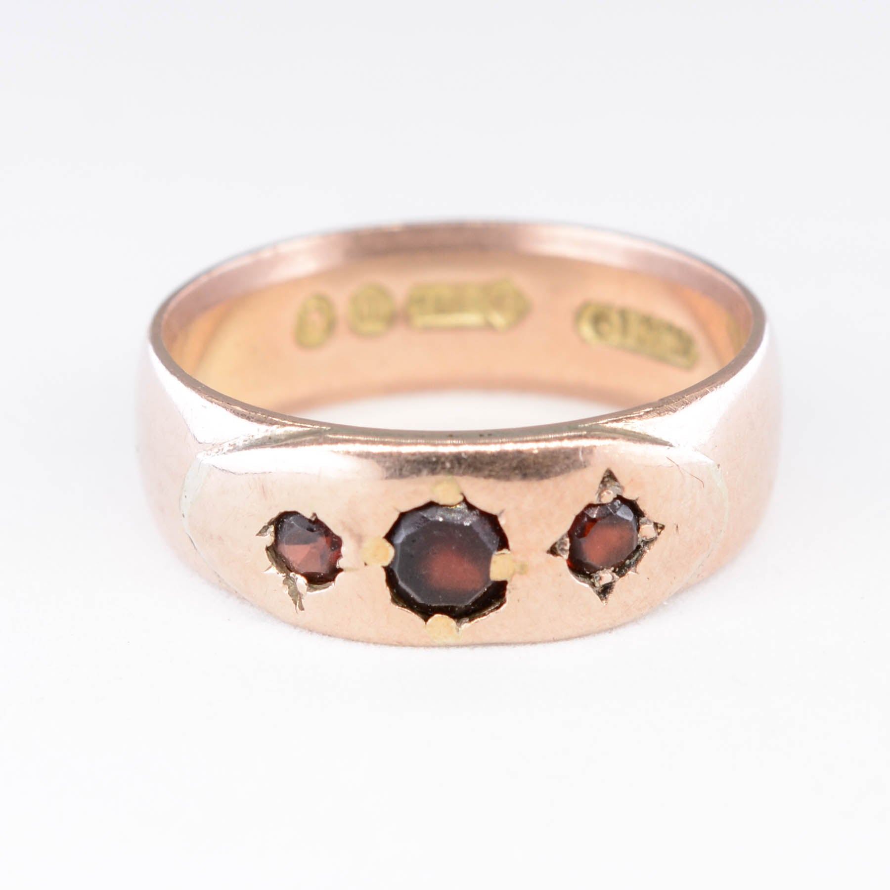 Bague en grenat serti clos, poinçonnée à Londres en 1915 | 0,30 ct | Taille 6,25 |