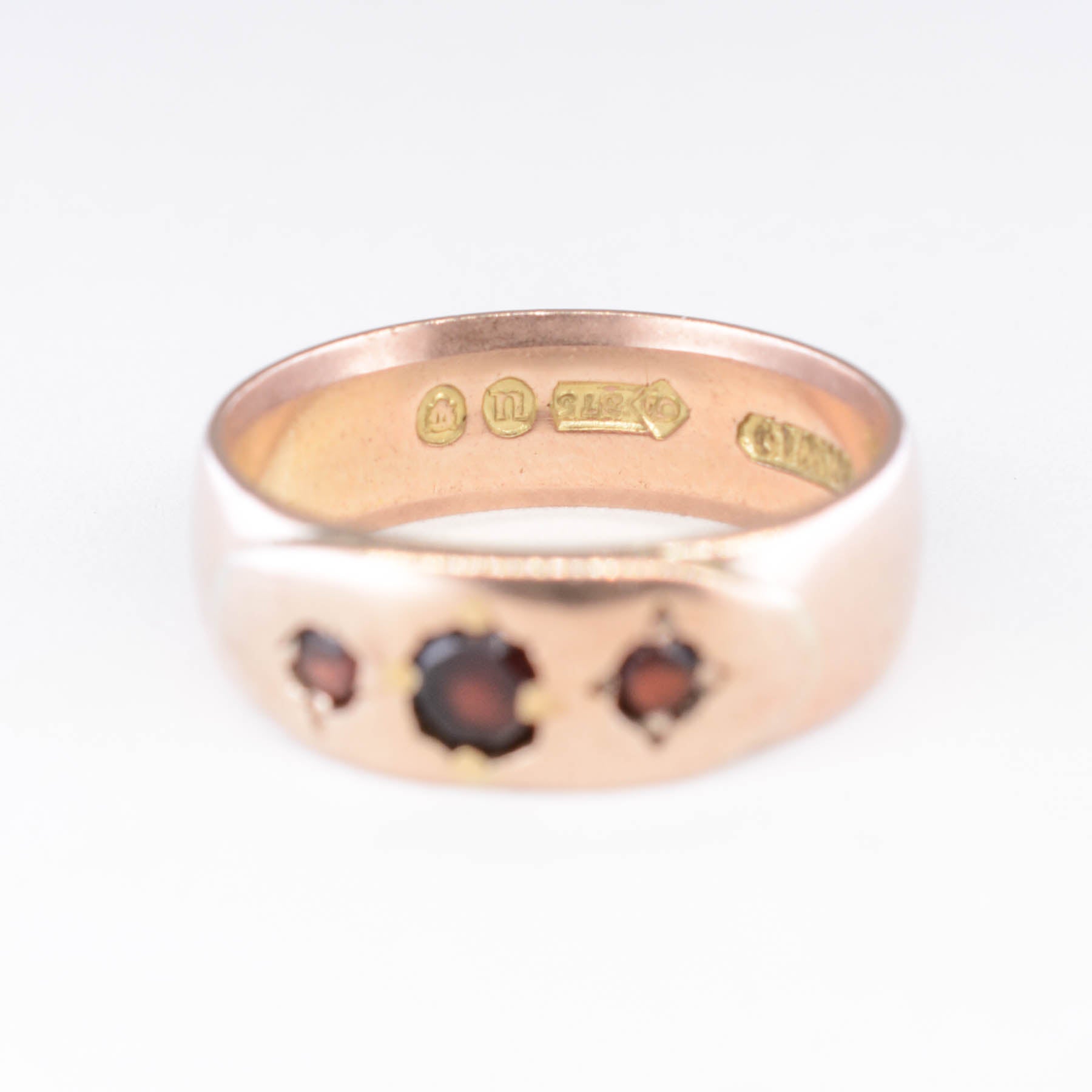 Bague en grenat serti clos, poinçonnée à Londres en 1915 | 0,30 ct | Taille 6,25 |