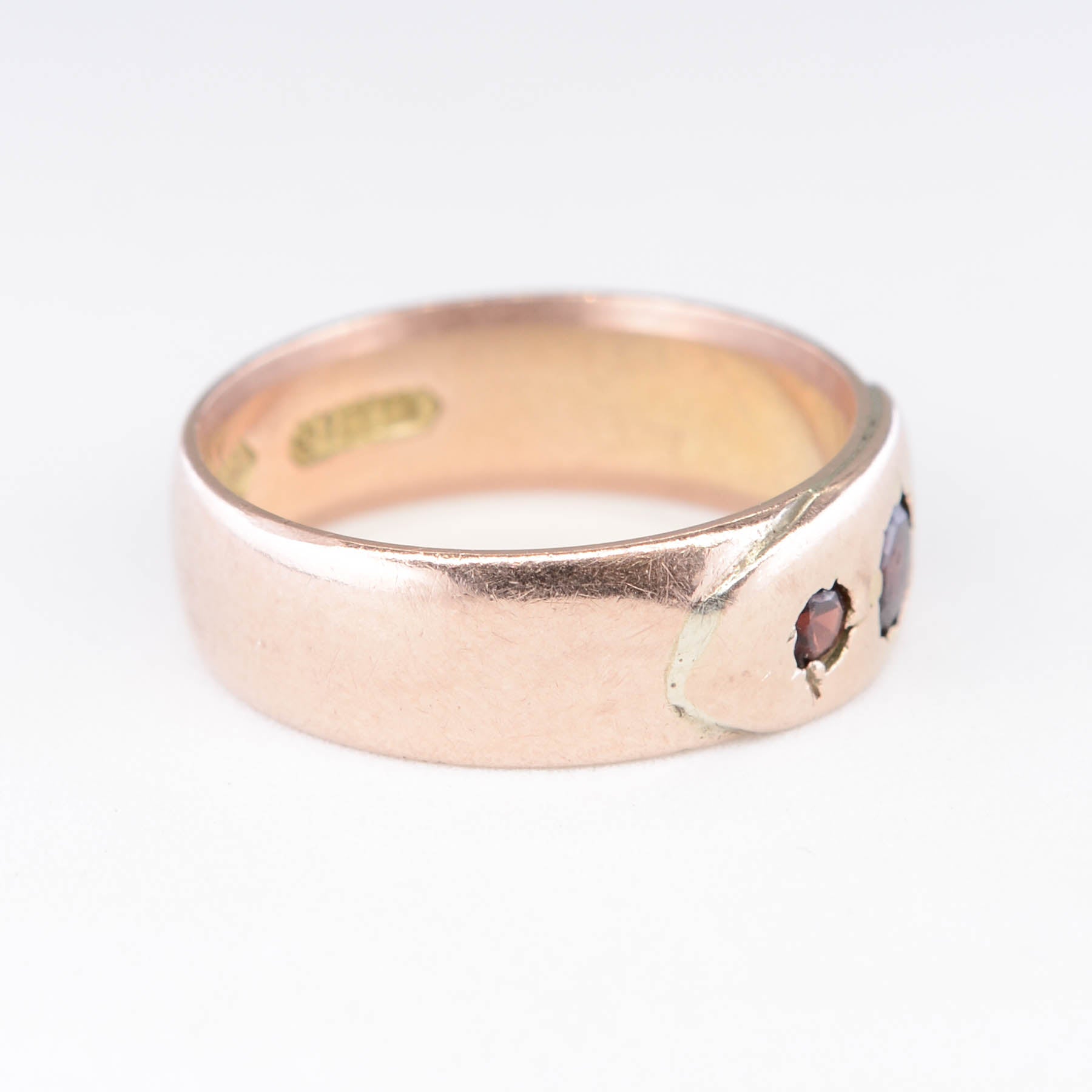 Bague en grenat serti clos, poinçonnée à Londres en 1915 | 0,30 ct | Taille 6,25 |