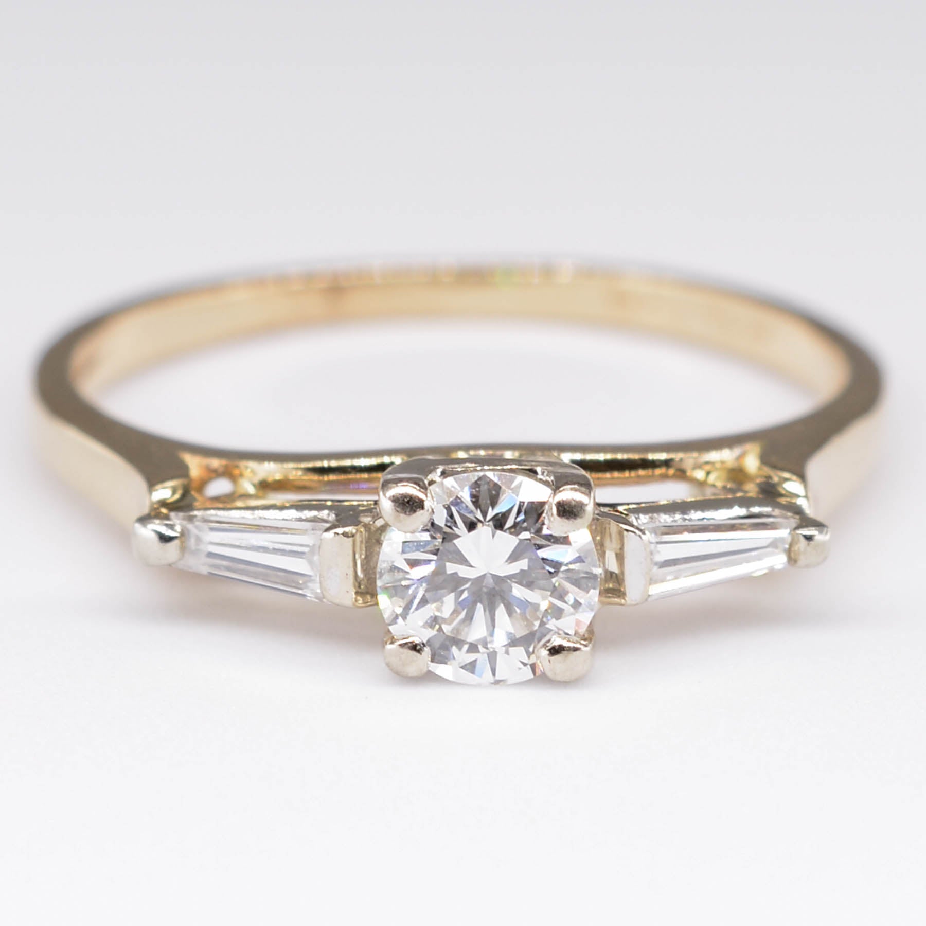Bague de fiançailles trois diamants | 0,34 ct, 0,18 ct au total | Taille 6,25 |