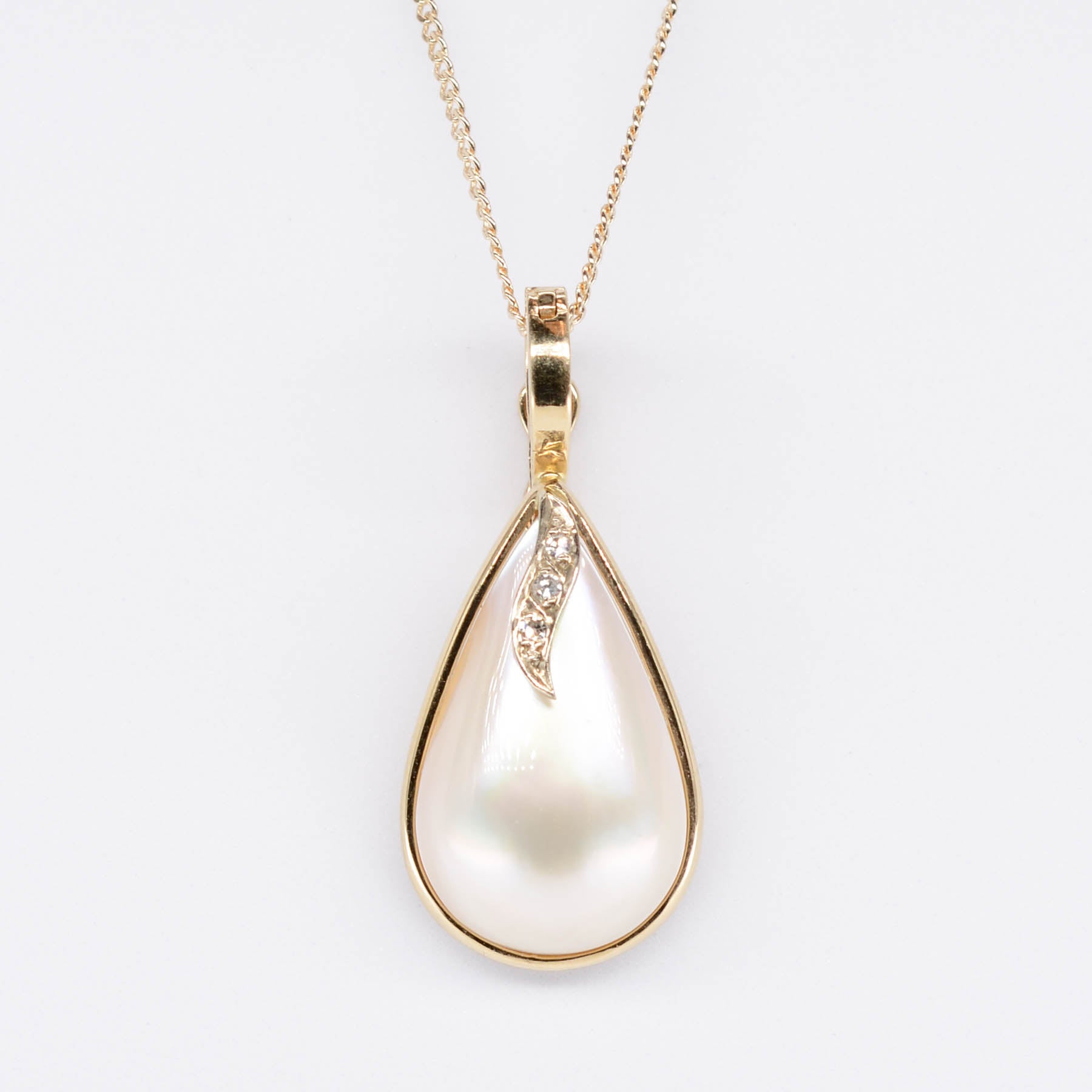 Pendentif goutte Mabe en perle et diamant | 0,03 ct |