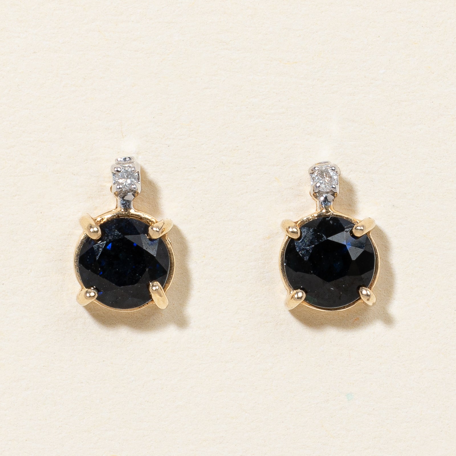Boucles d'oreilles en or jaune 10 carats, saphirs et diamants | 1,15 ct au total, 0,02 ct au total