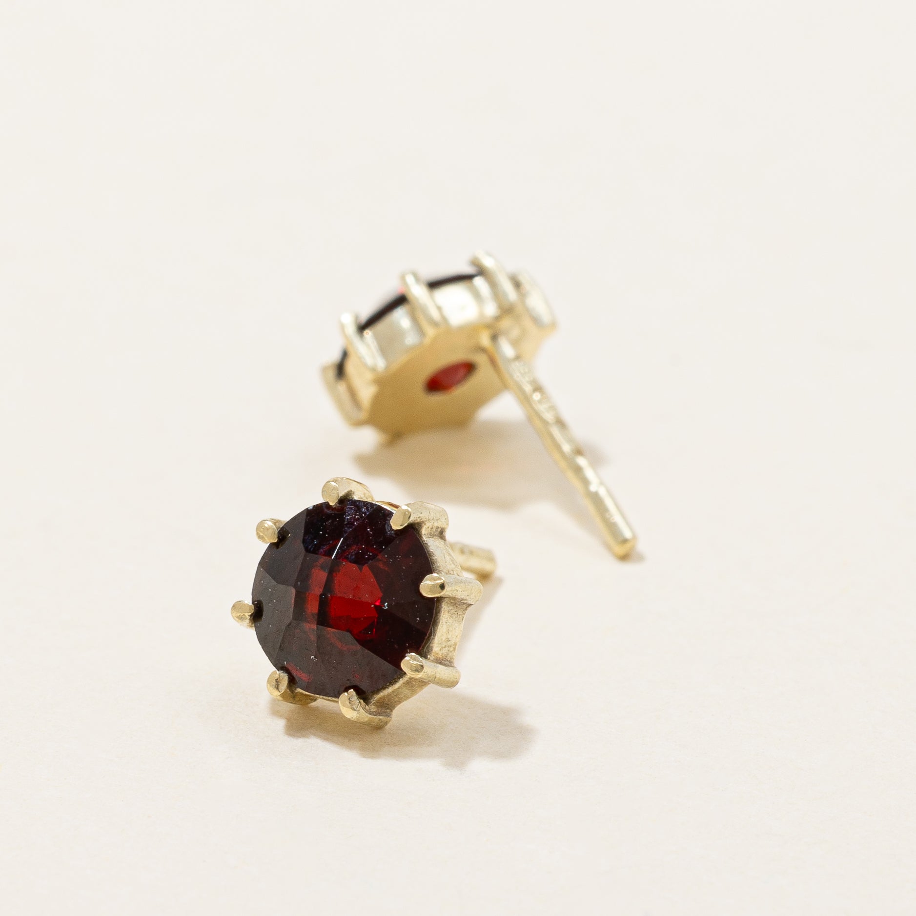 Boucles d'oreilles puces en grenat | 1,60 ct |