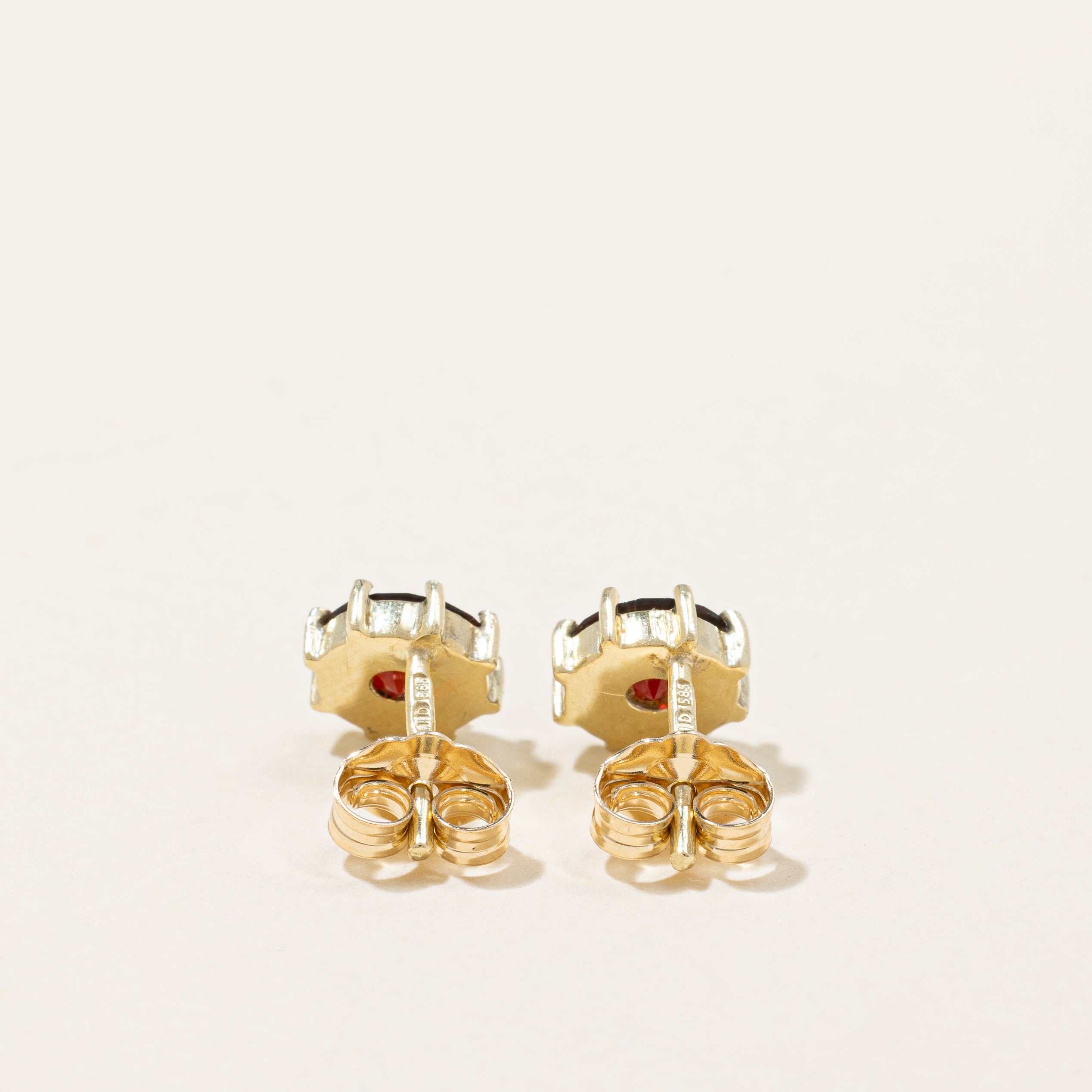 Boucles d'oreilles puces en grenat | 1,60 ct |
