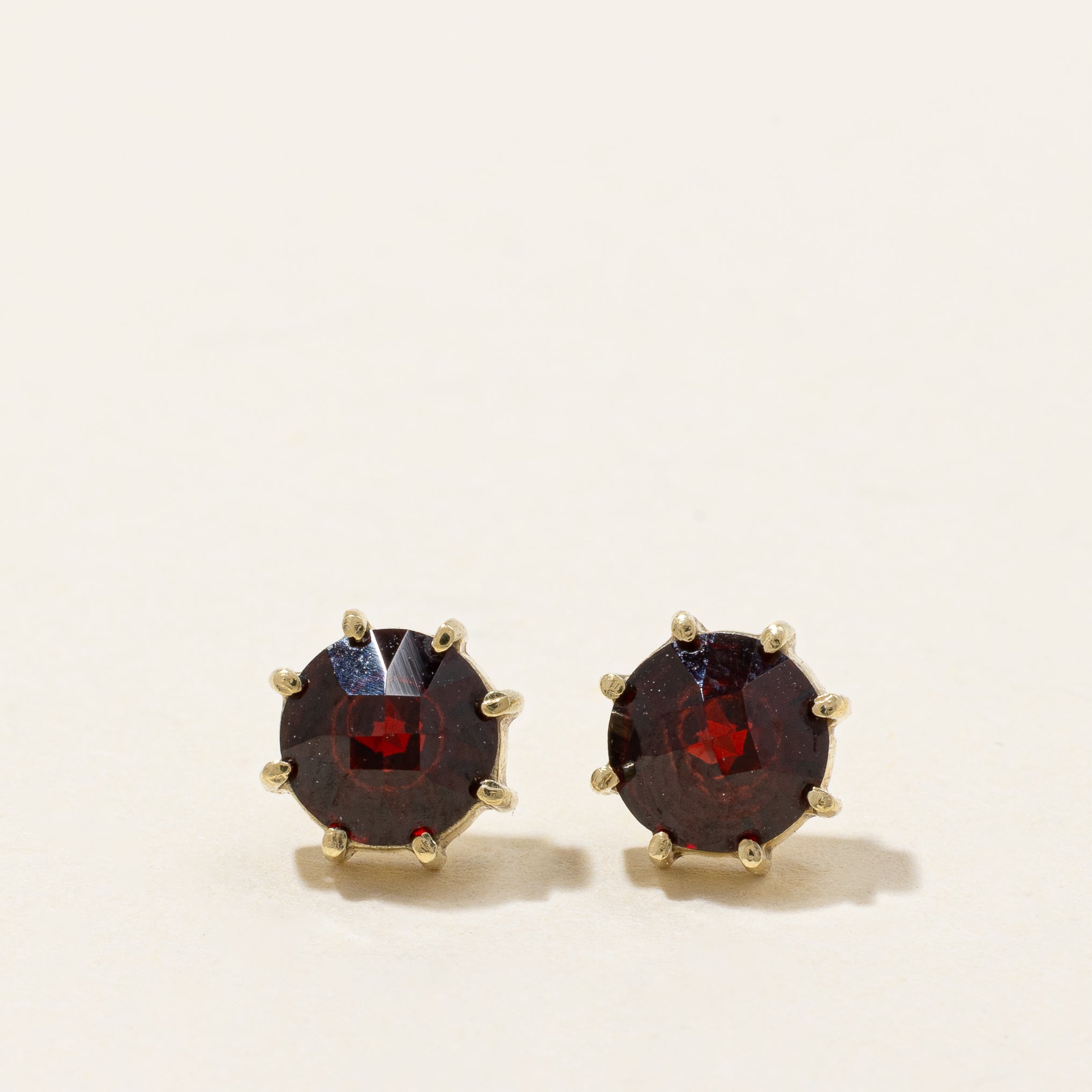 Boucles d'oreilles puces en grenat | 1,60 ct |