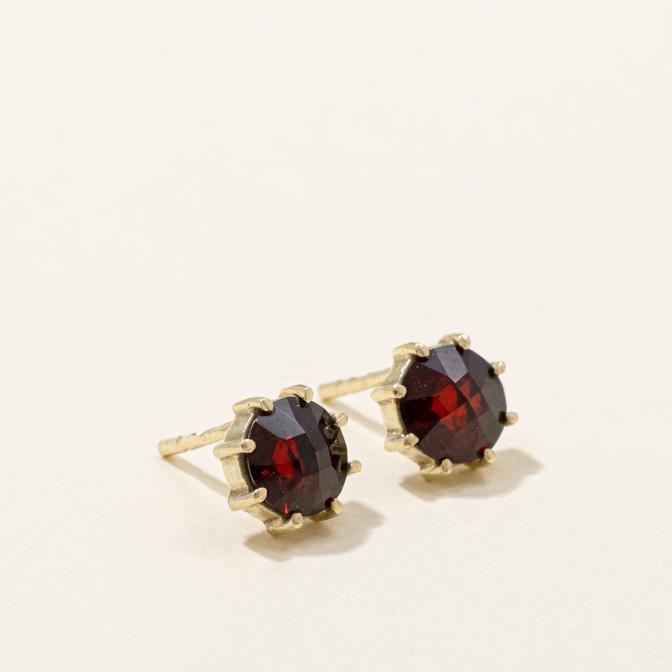 Boucles d'oreilles puces en grenat | 1,60 ct |