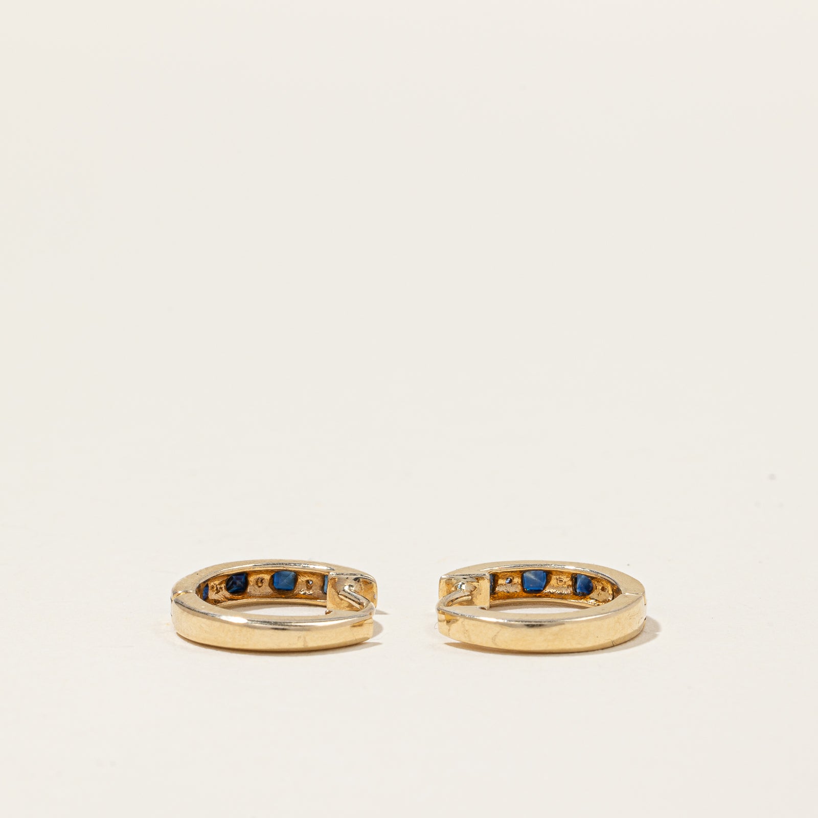 Boucles d'oreilles créoles en or jaune 10 carats, saphirs et diamants | 0,192 ct au total, 0,03 ct au total