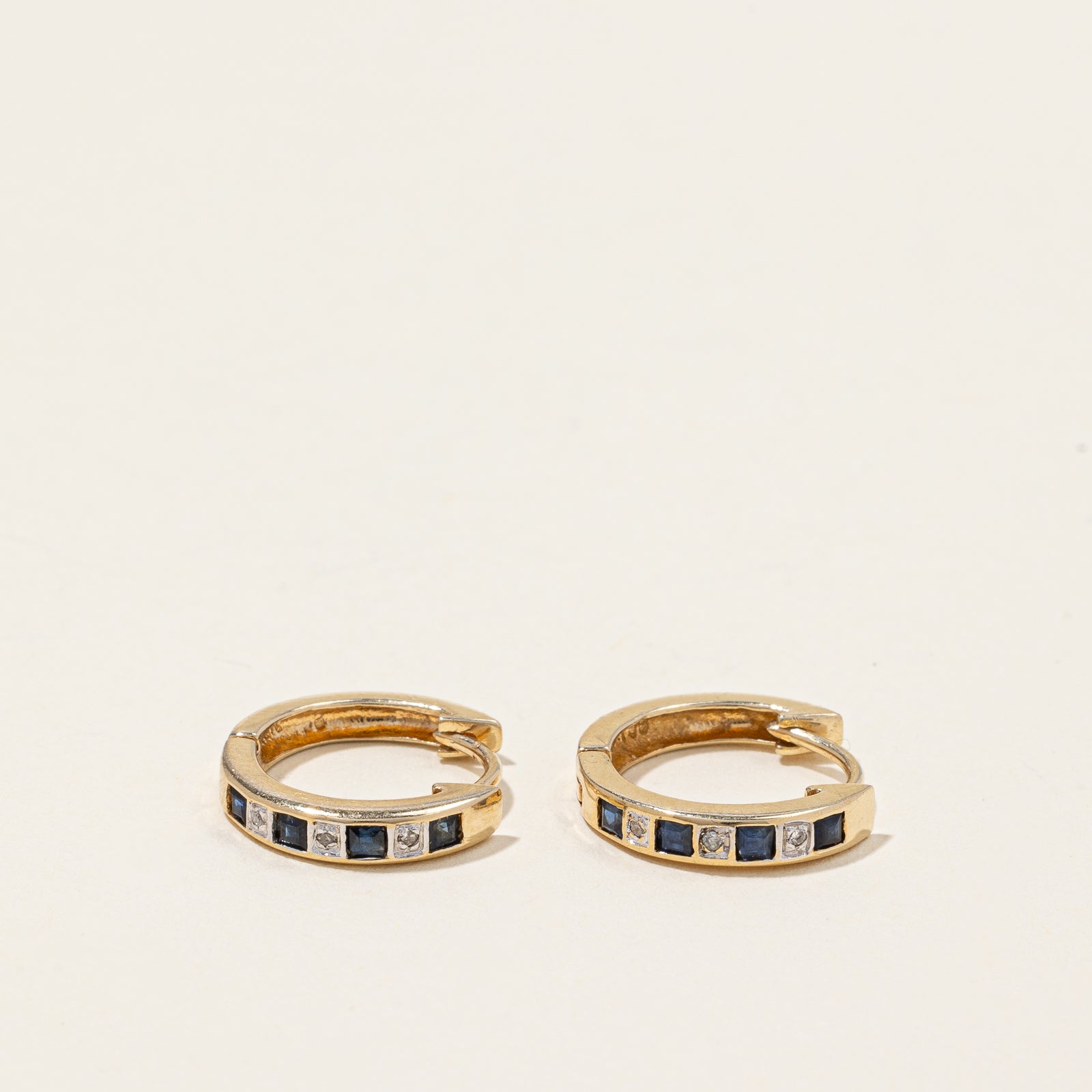 Boucles d'oreilles créoles en or jaune 10 carats, saphirs et diamants | 0,192 ct au total, 0,03 ct au total