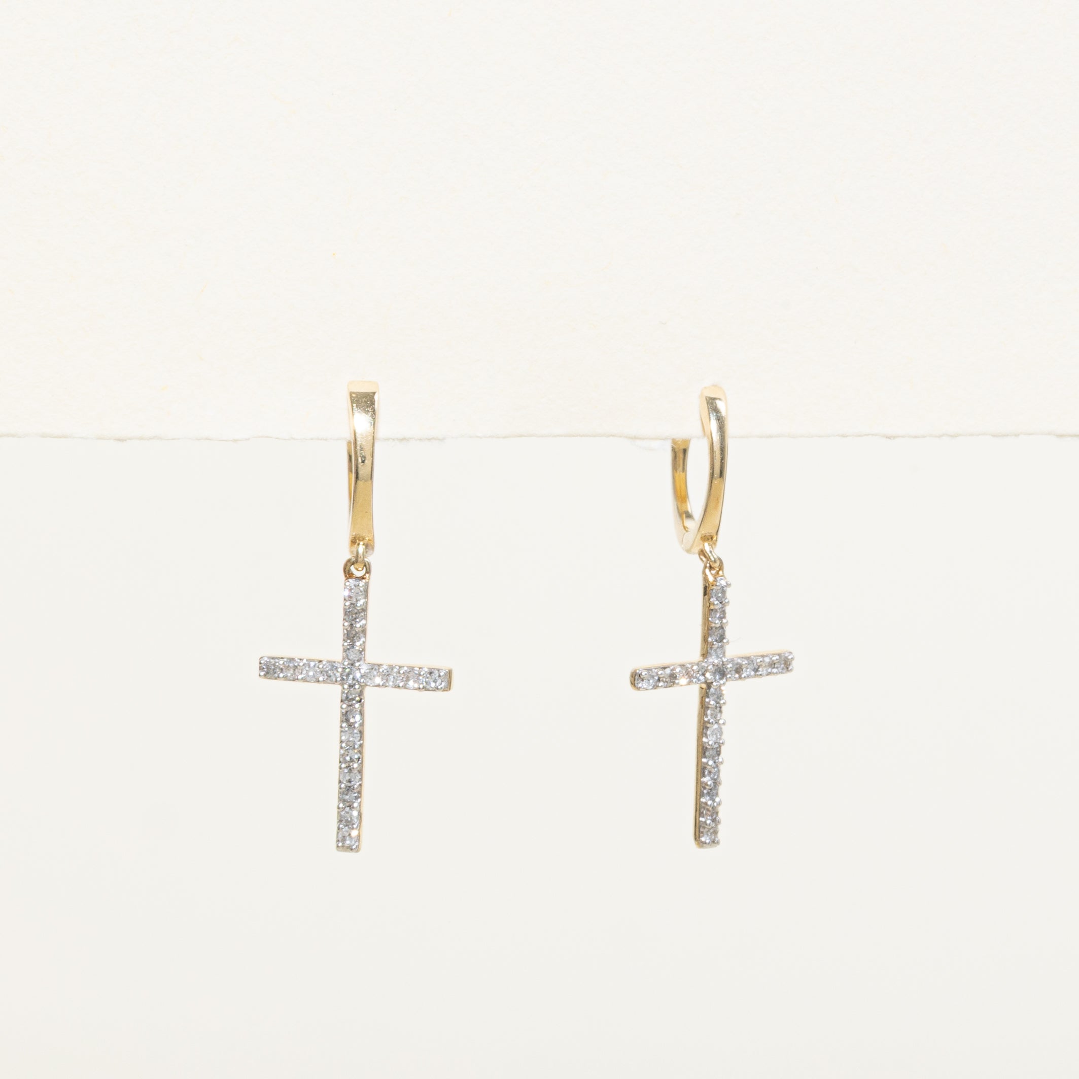 Boucles d'oreilles croix serties de diamants pavés