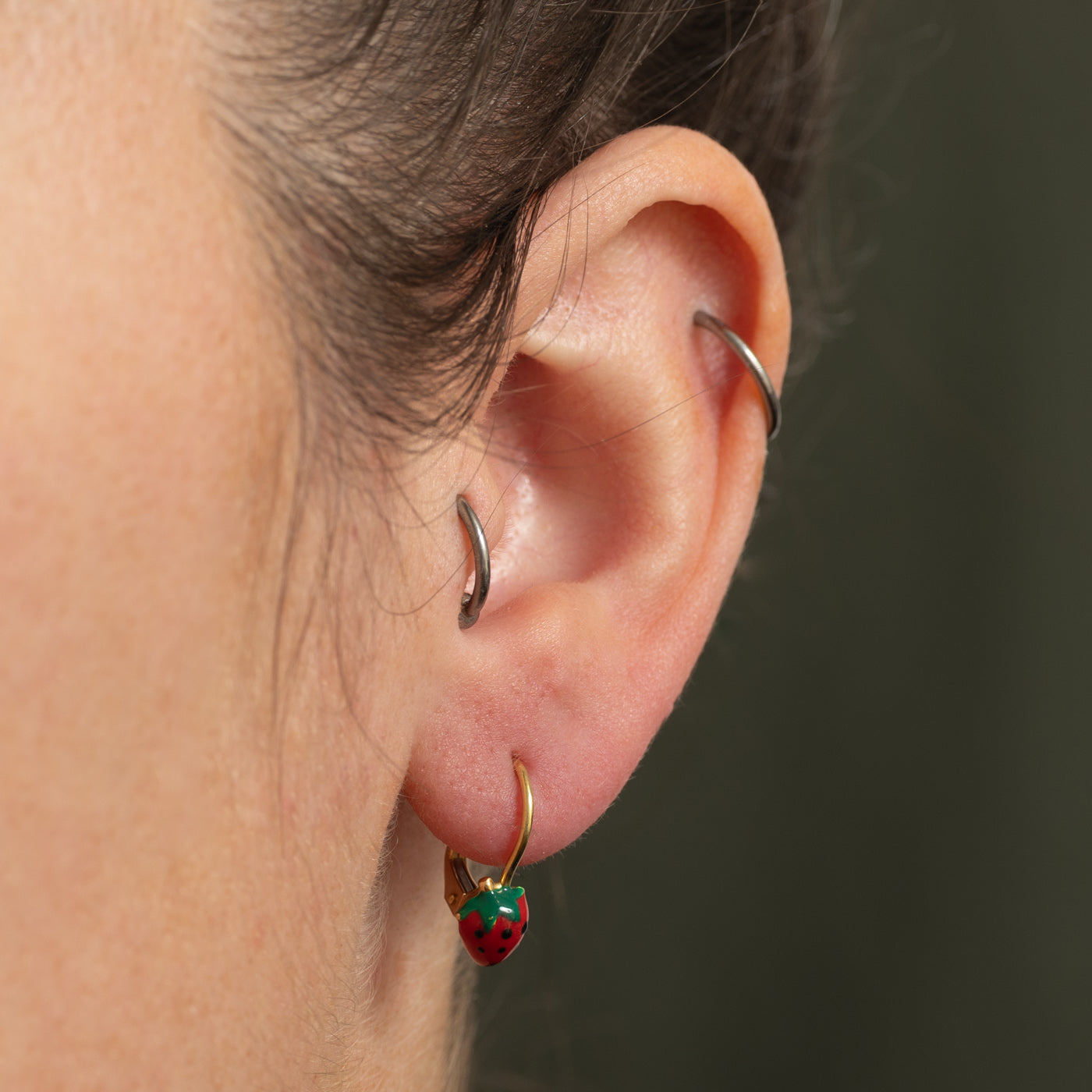 Boucles d'oreilles pendantes fraise en émail 18 carats