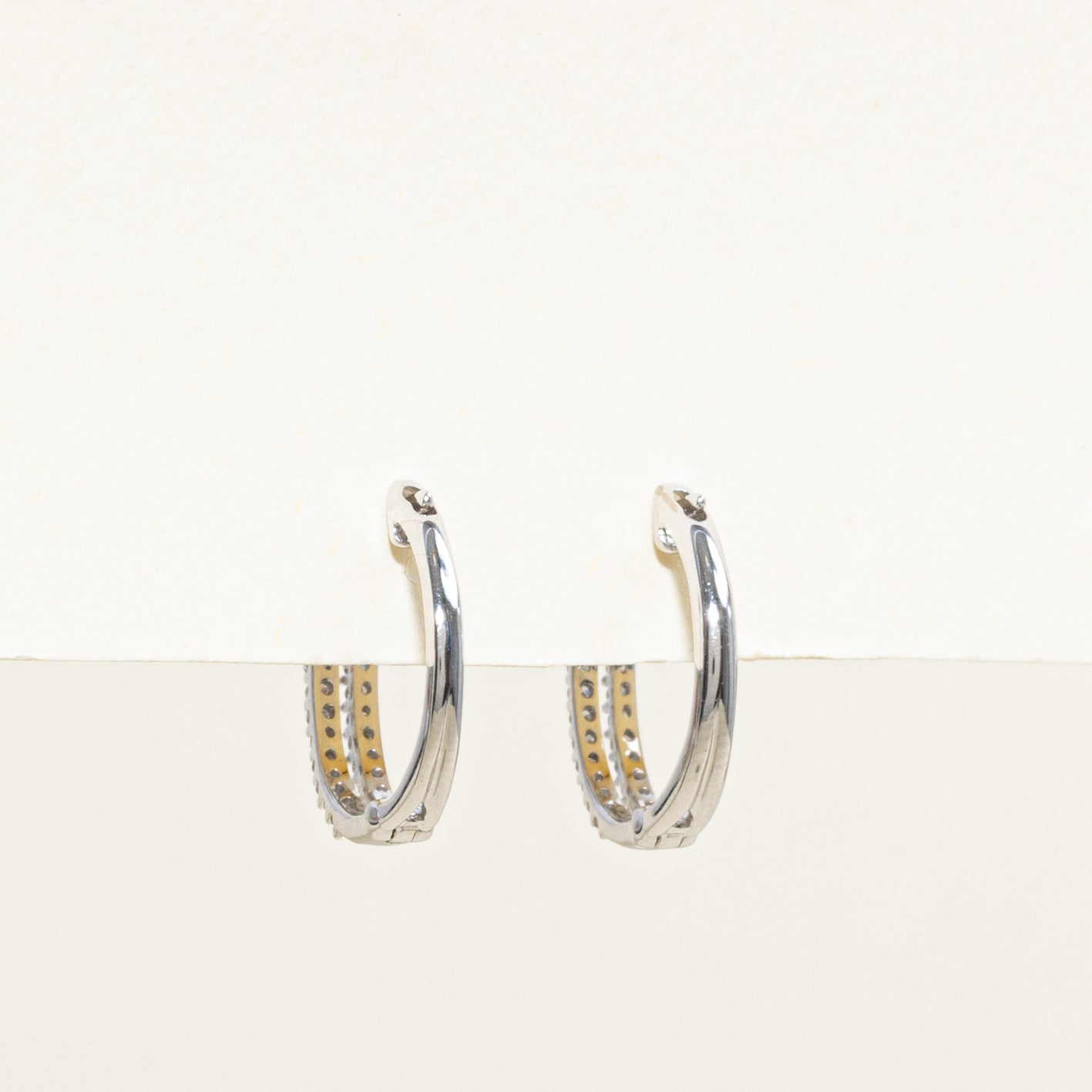 Boucles d'oreilles créoles double rangée de diamants sertis pavé
