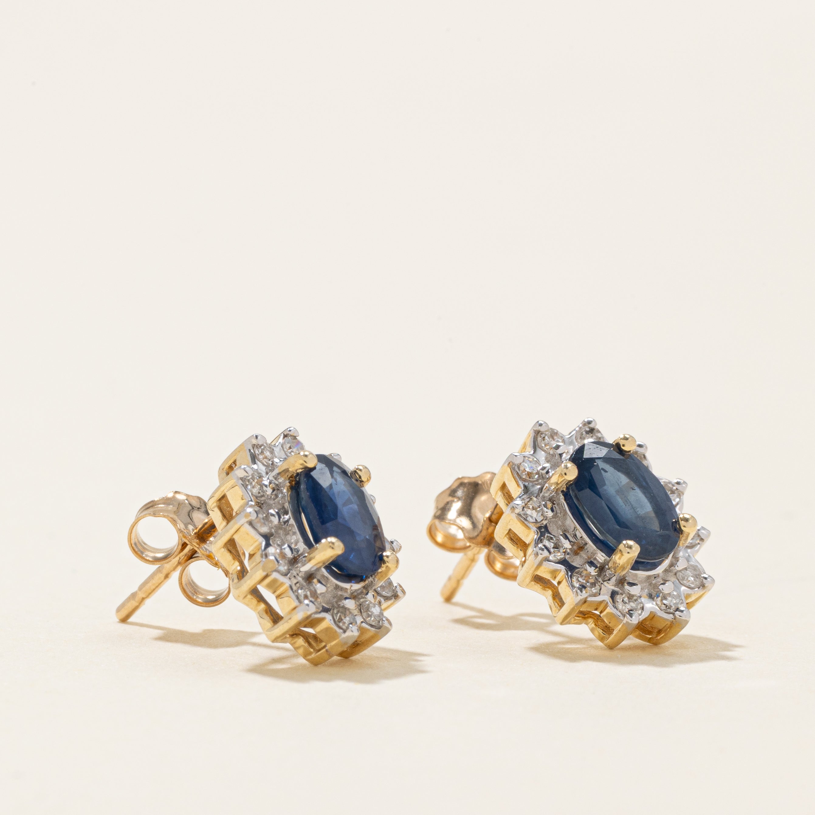 Boucles d'oreilles puces en saphir et diamant serties de pétales