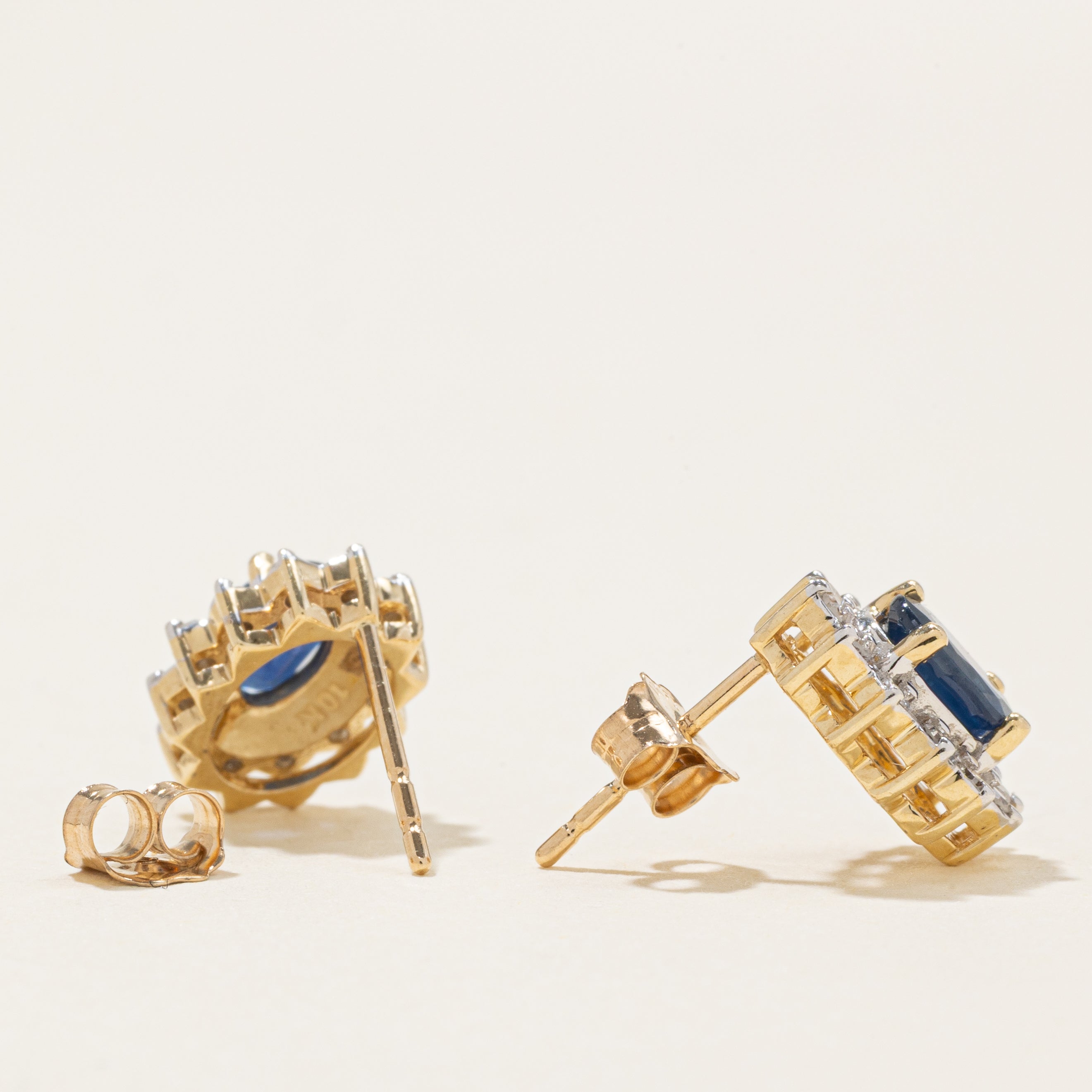 Boucles d'oreilles puces en saphir et diamant serties de pétales