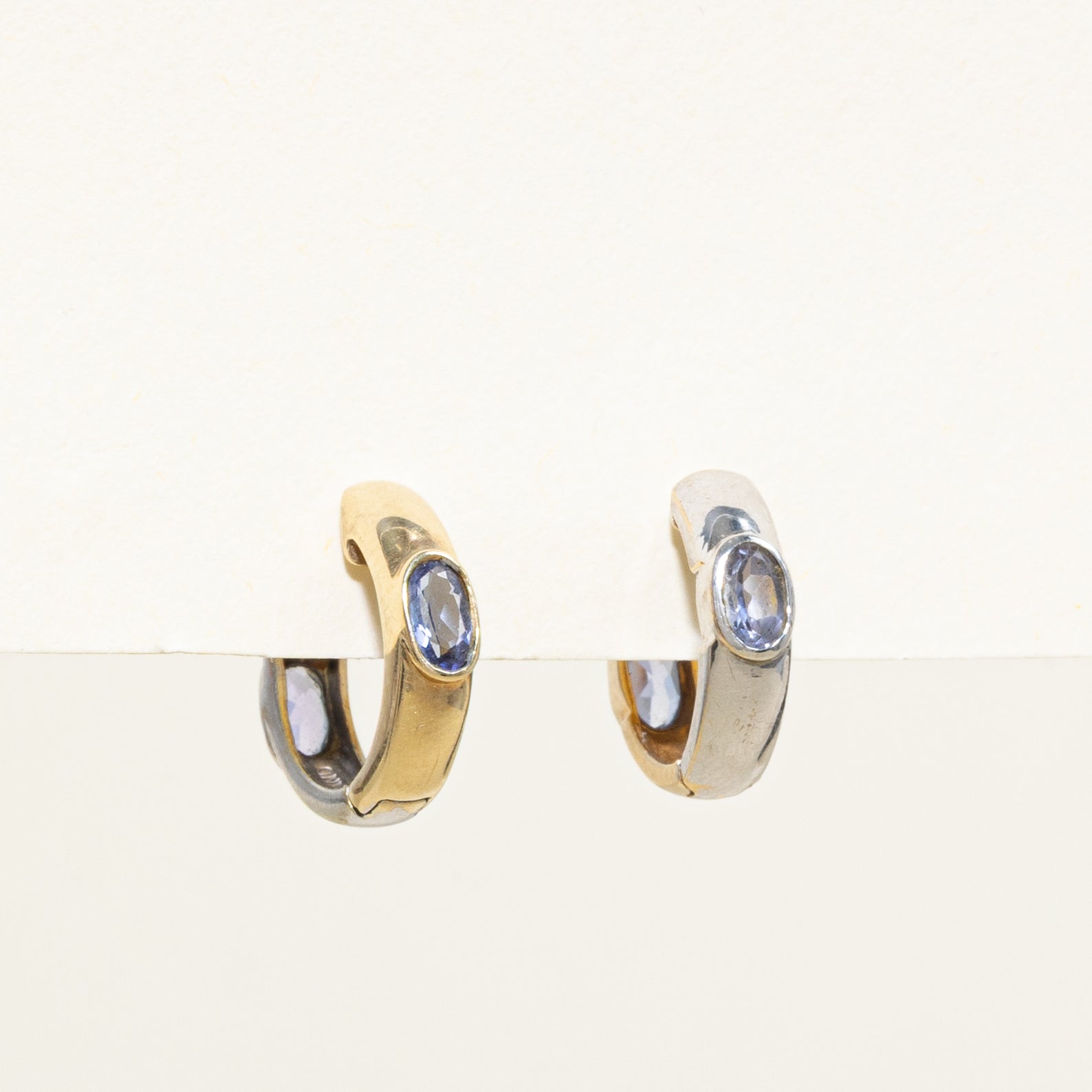 Boucles d'oreilles créoles bicolores en tanzanite sertie clos