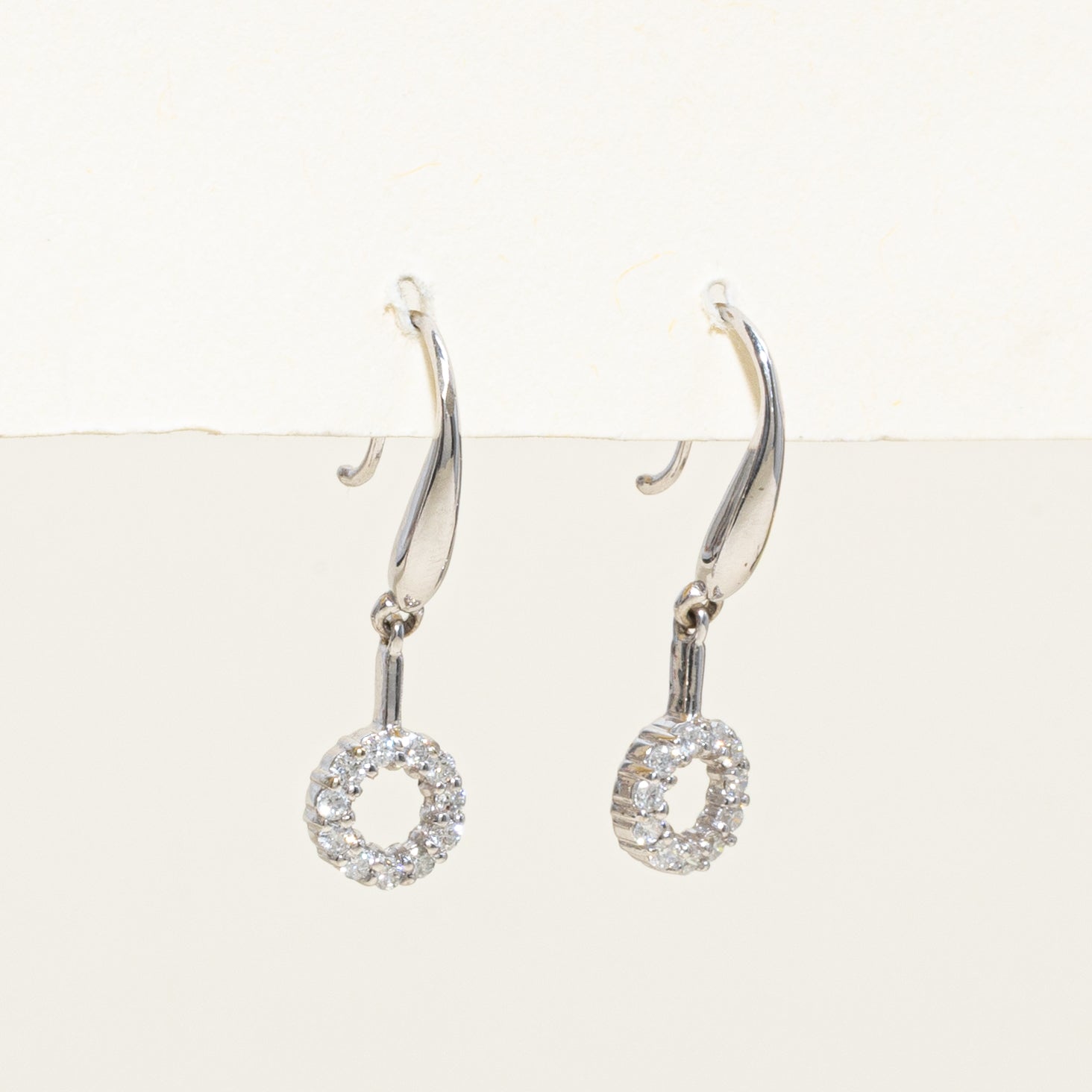 Boucles d'oreilles pendantes rondes serties de pavé