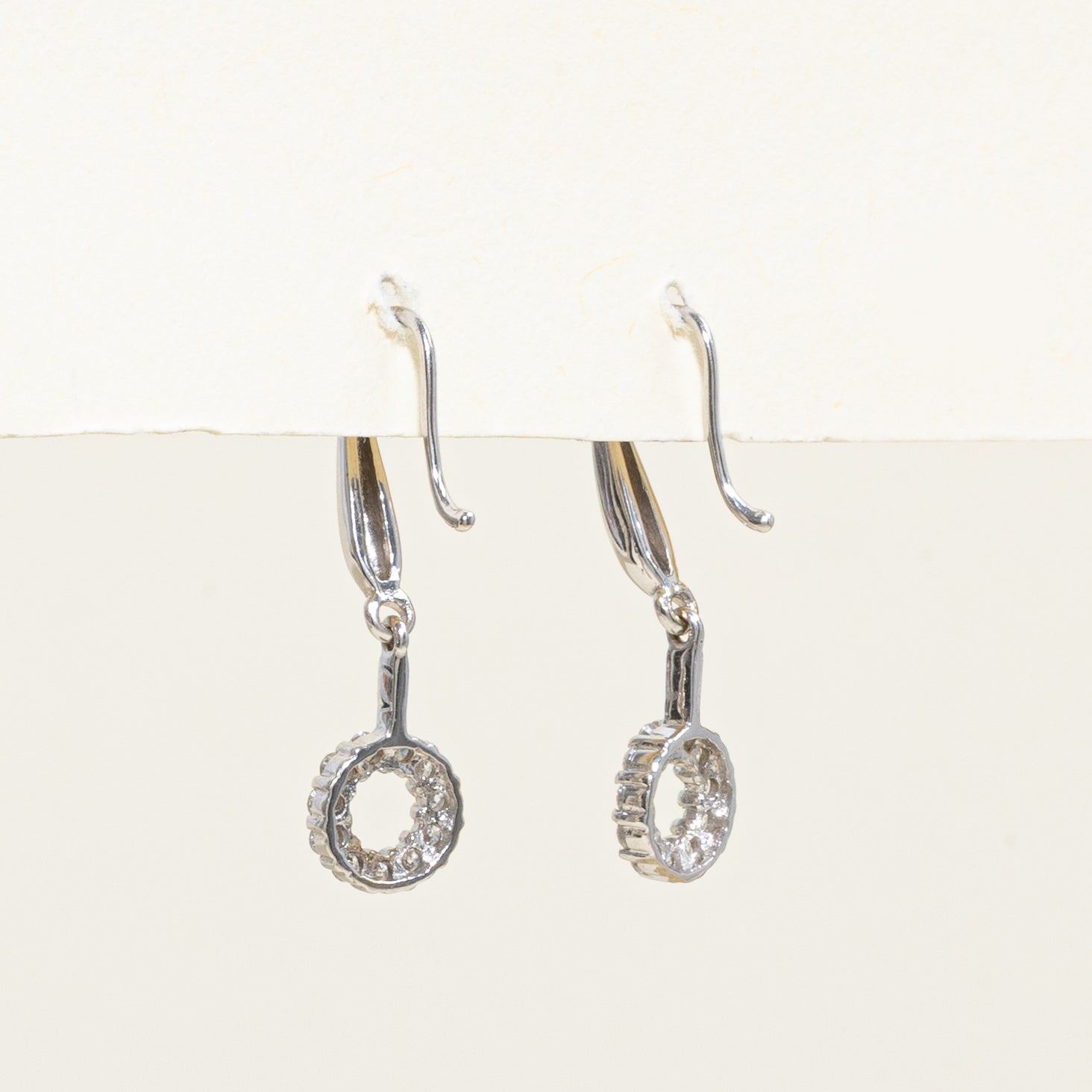 Boucles d'oreilles pendantes rondes serties de pavé