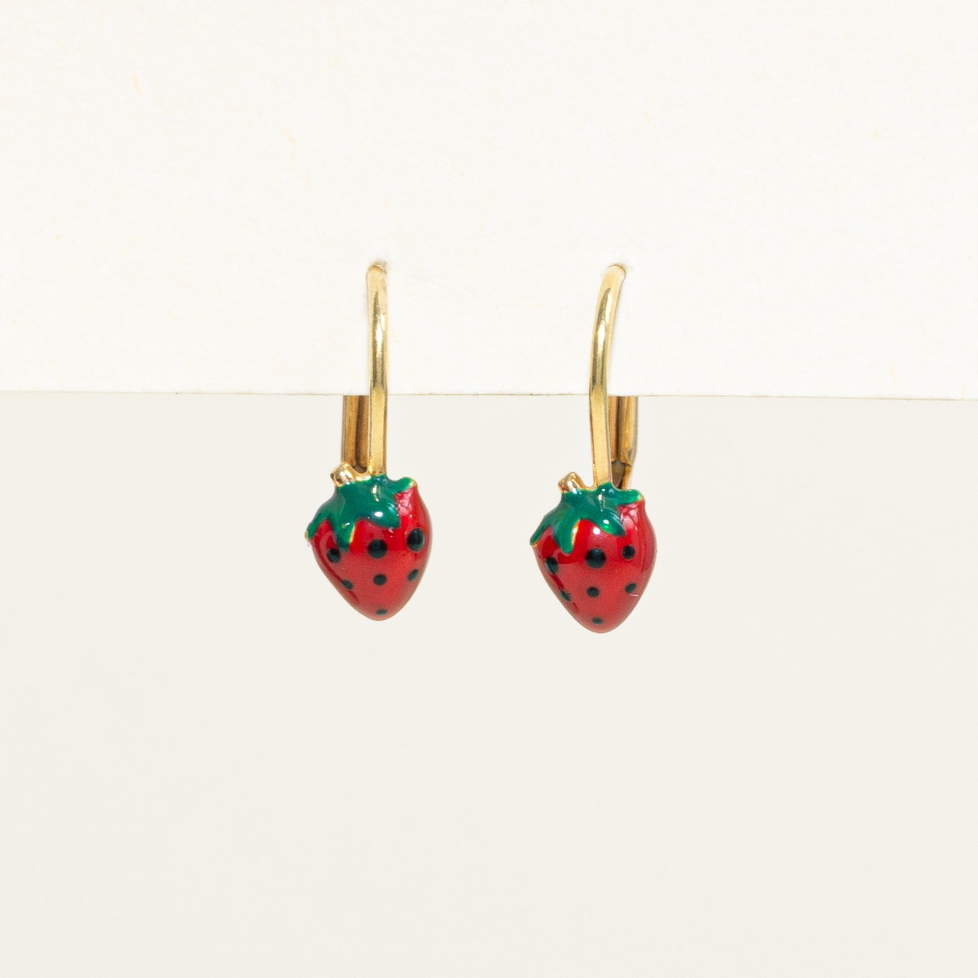 Boucles d'oreilles pendantes fraise en émail 18 carats