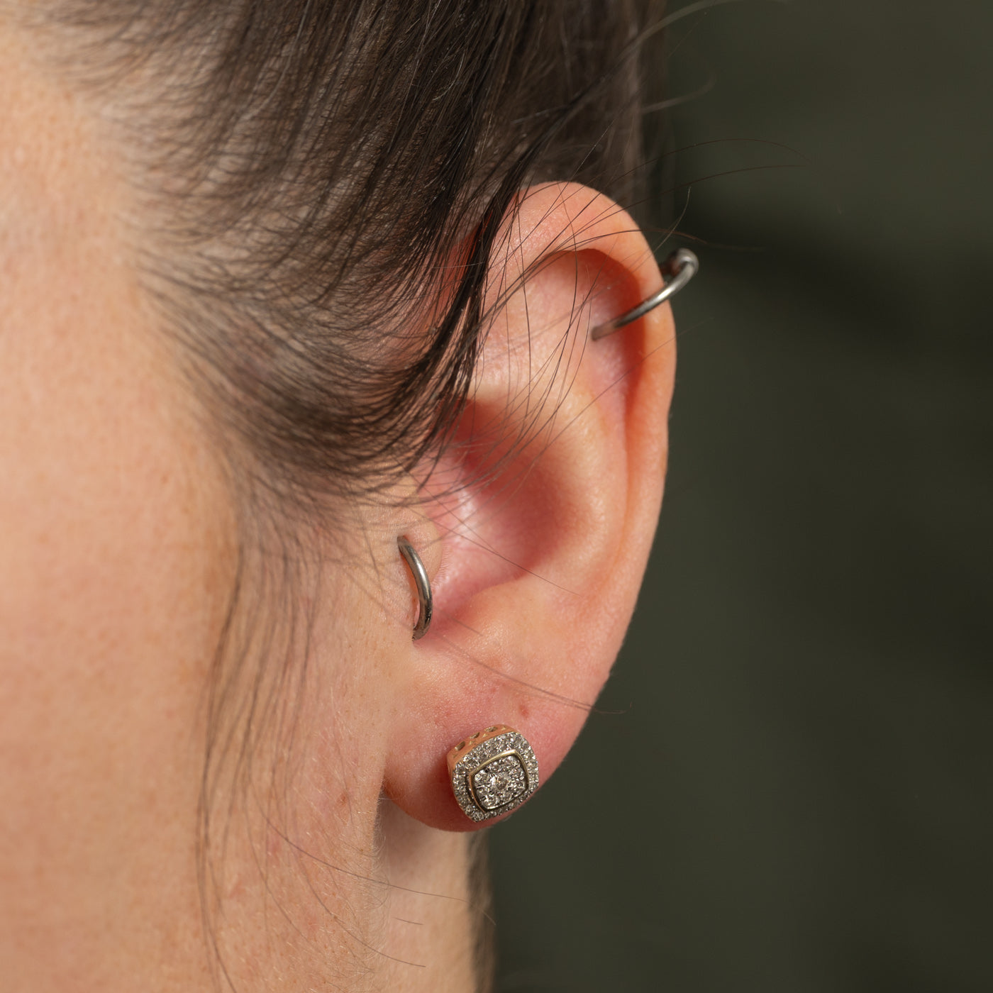 Boucles d'oreilles à clous serties de diamants illusion halo