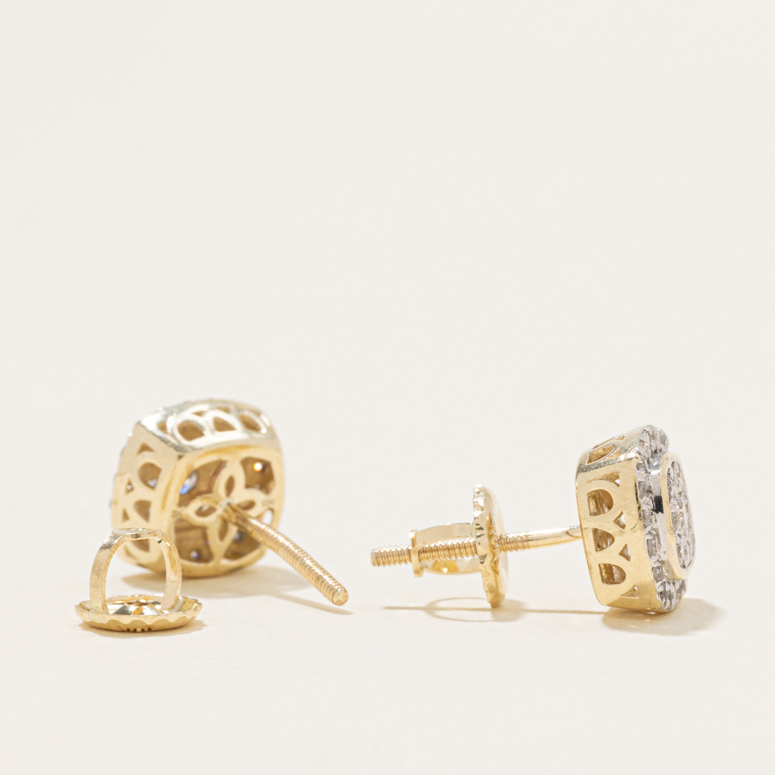 Boucles d'oreilles à clous serties de diamants illusion halo