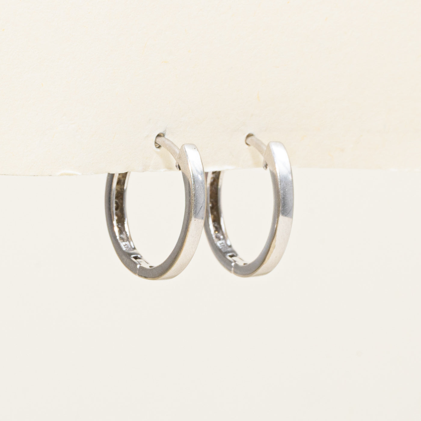 Boucles d'oreilles créoles serties de diamants pavés