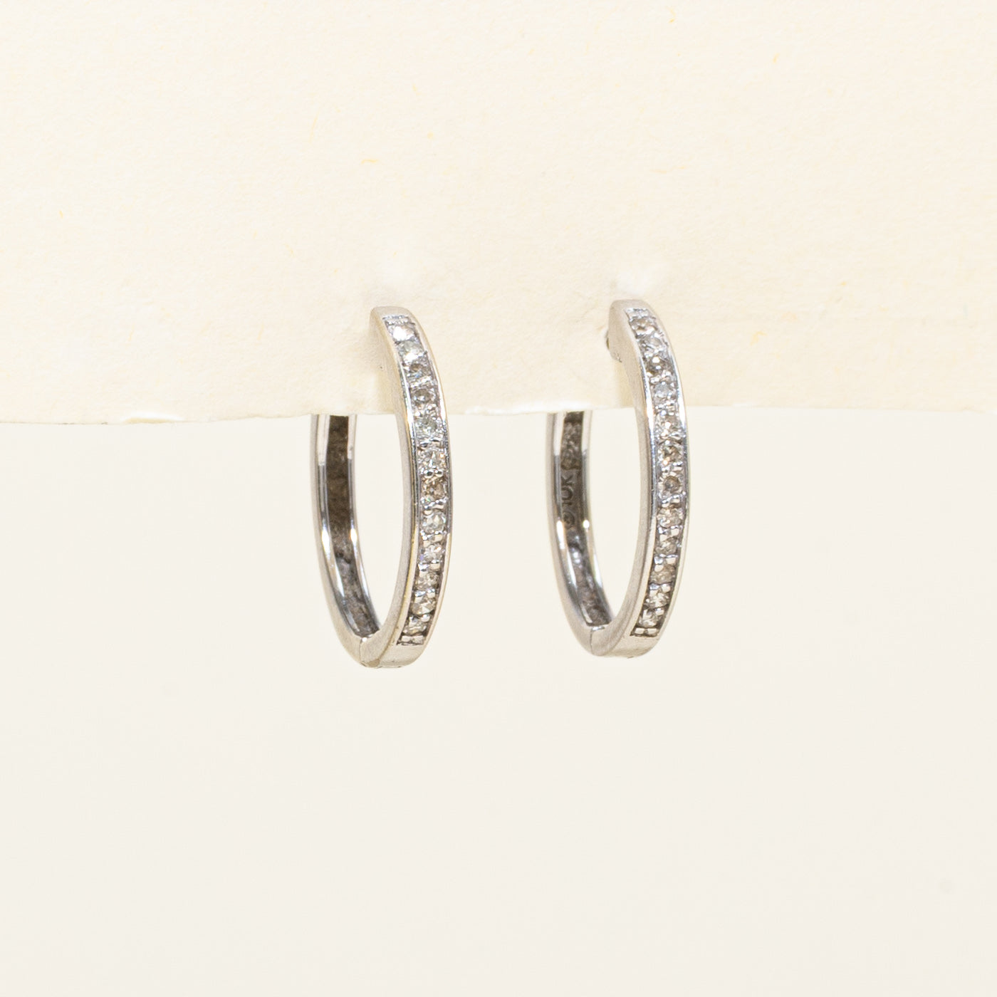 Boucles d'oreilles créoles serties de diamants pavés