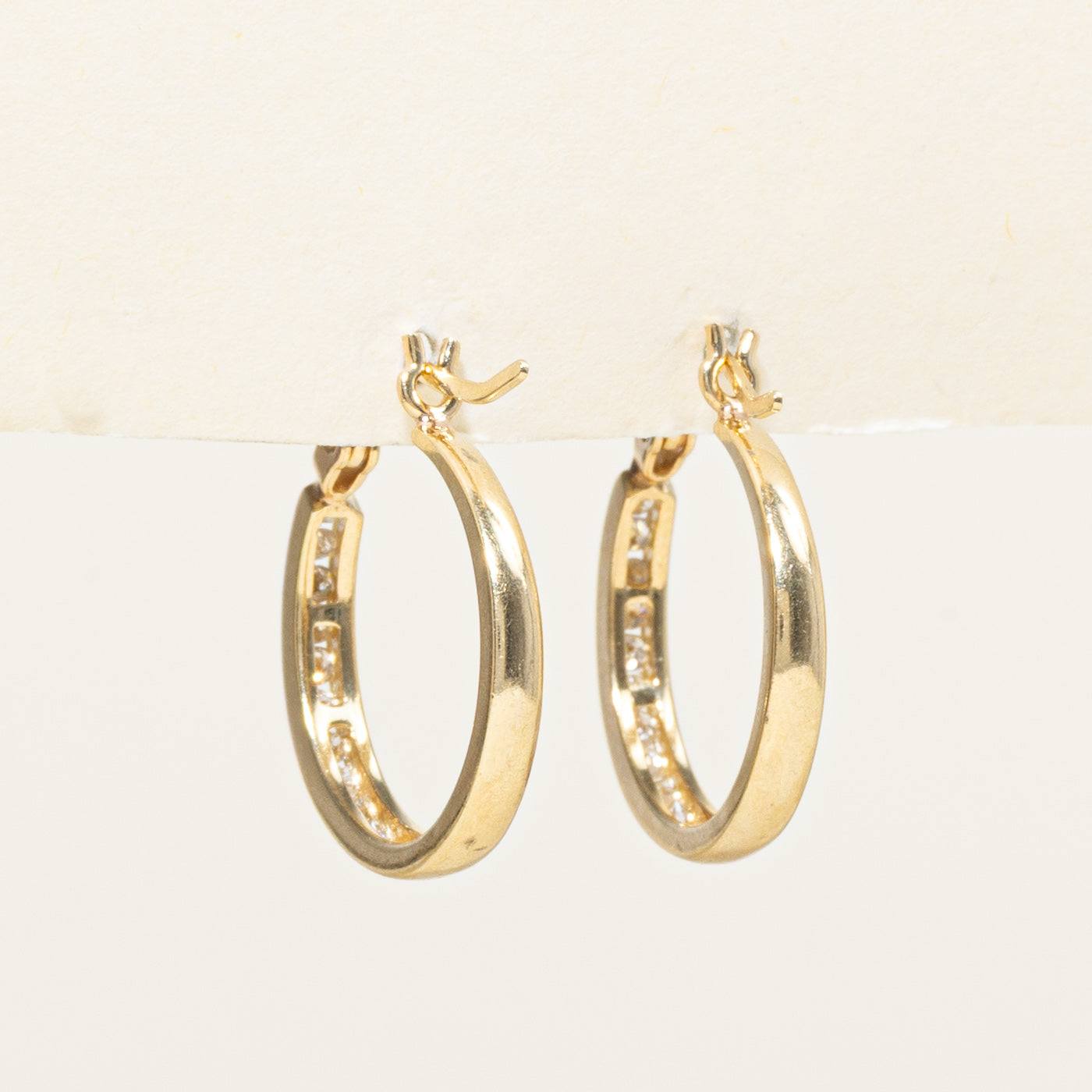 Boucles d'oreilles créoles en or jaune serties de diamants