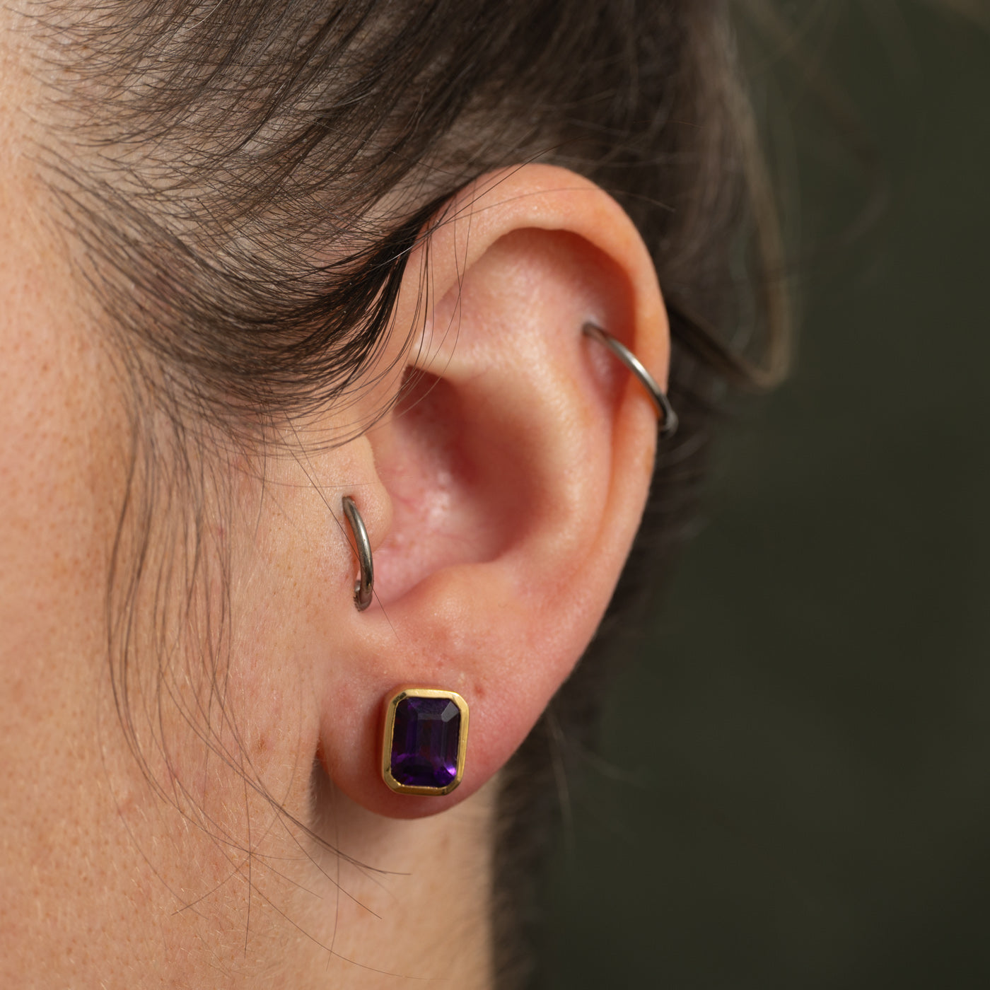 Boucles d'oreilles puces en améthyste sertie clos