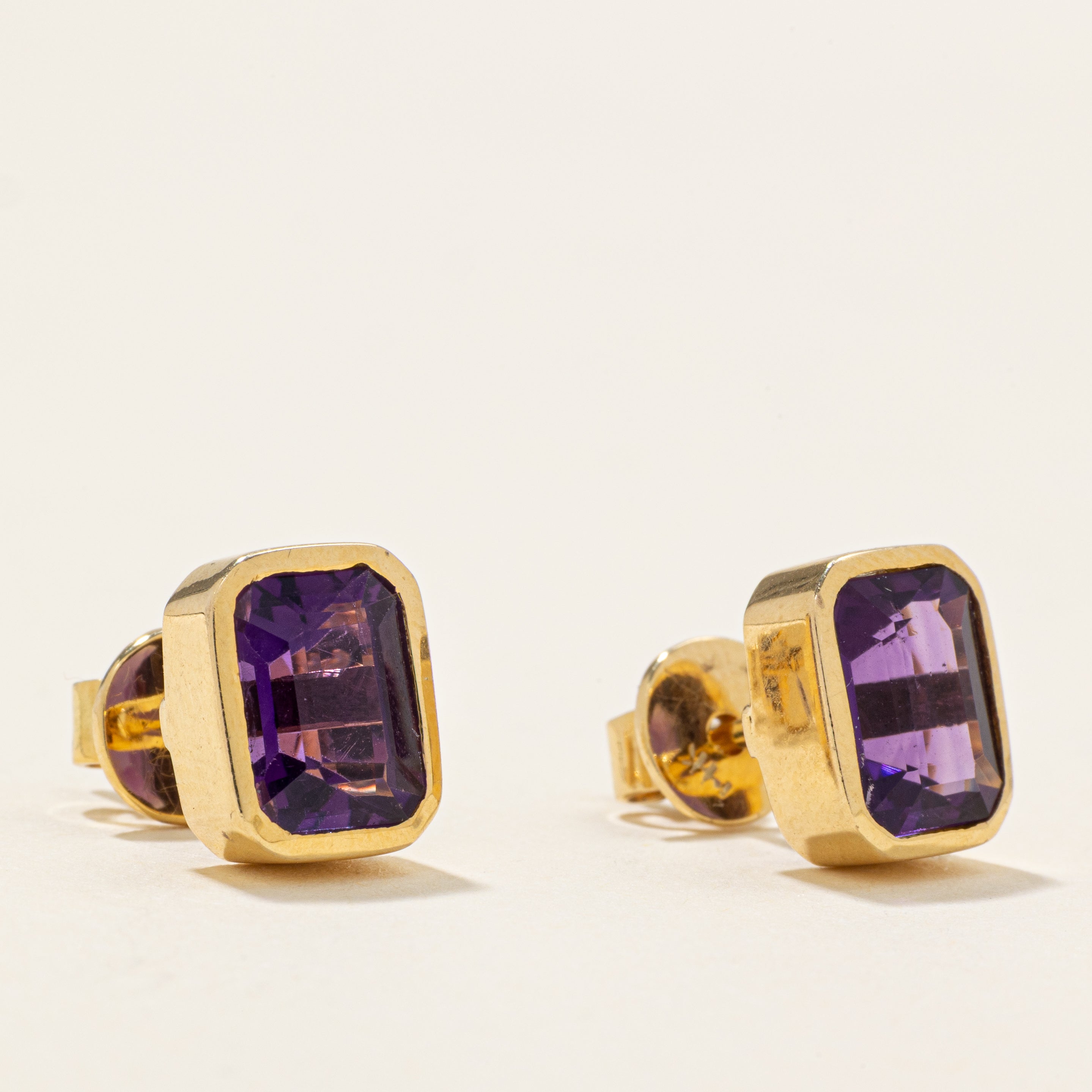 Boucles d'oreilles puces en améthyste sertie clos