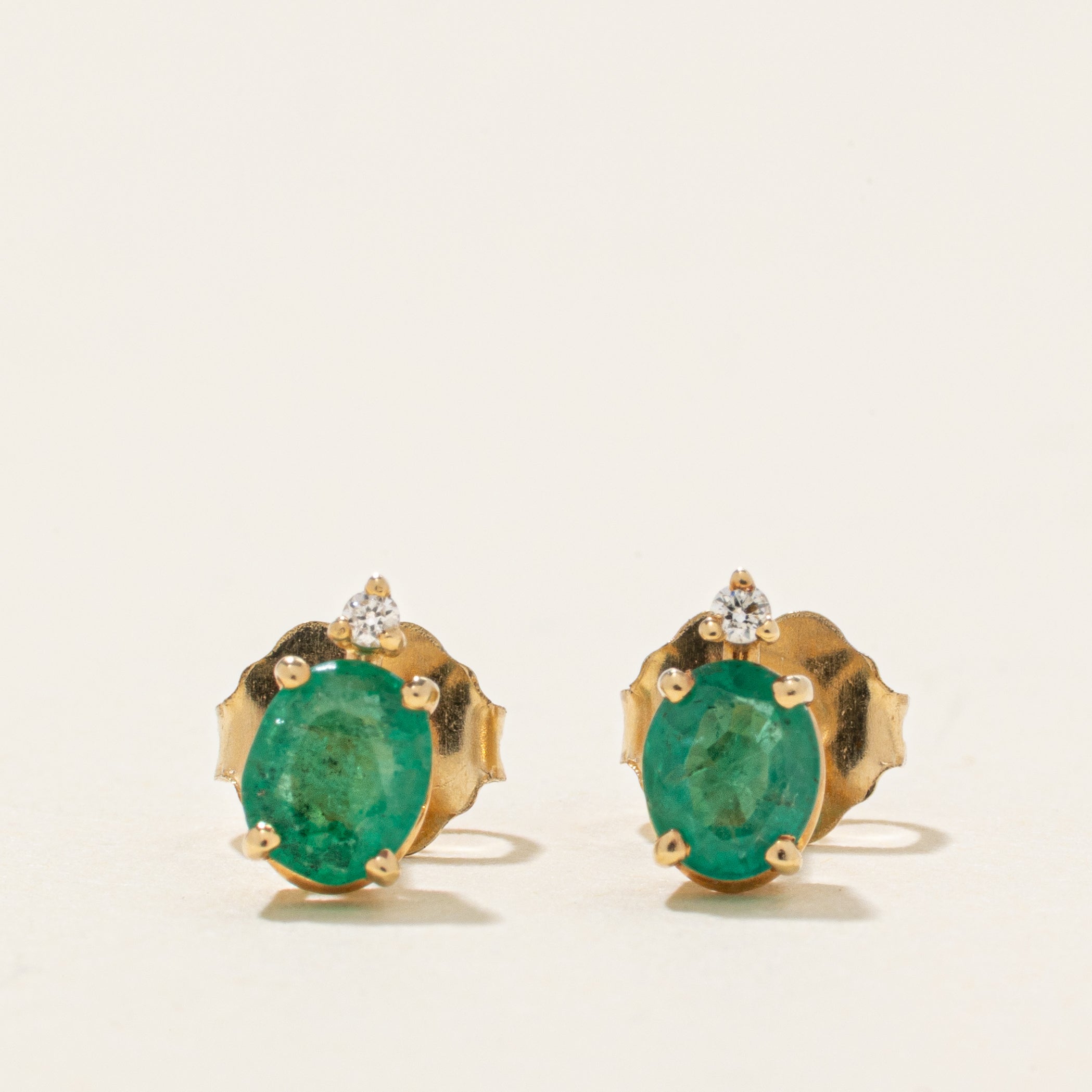 Boucles d'oreilles puces émeraude et diamant