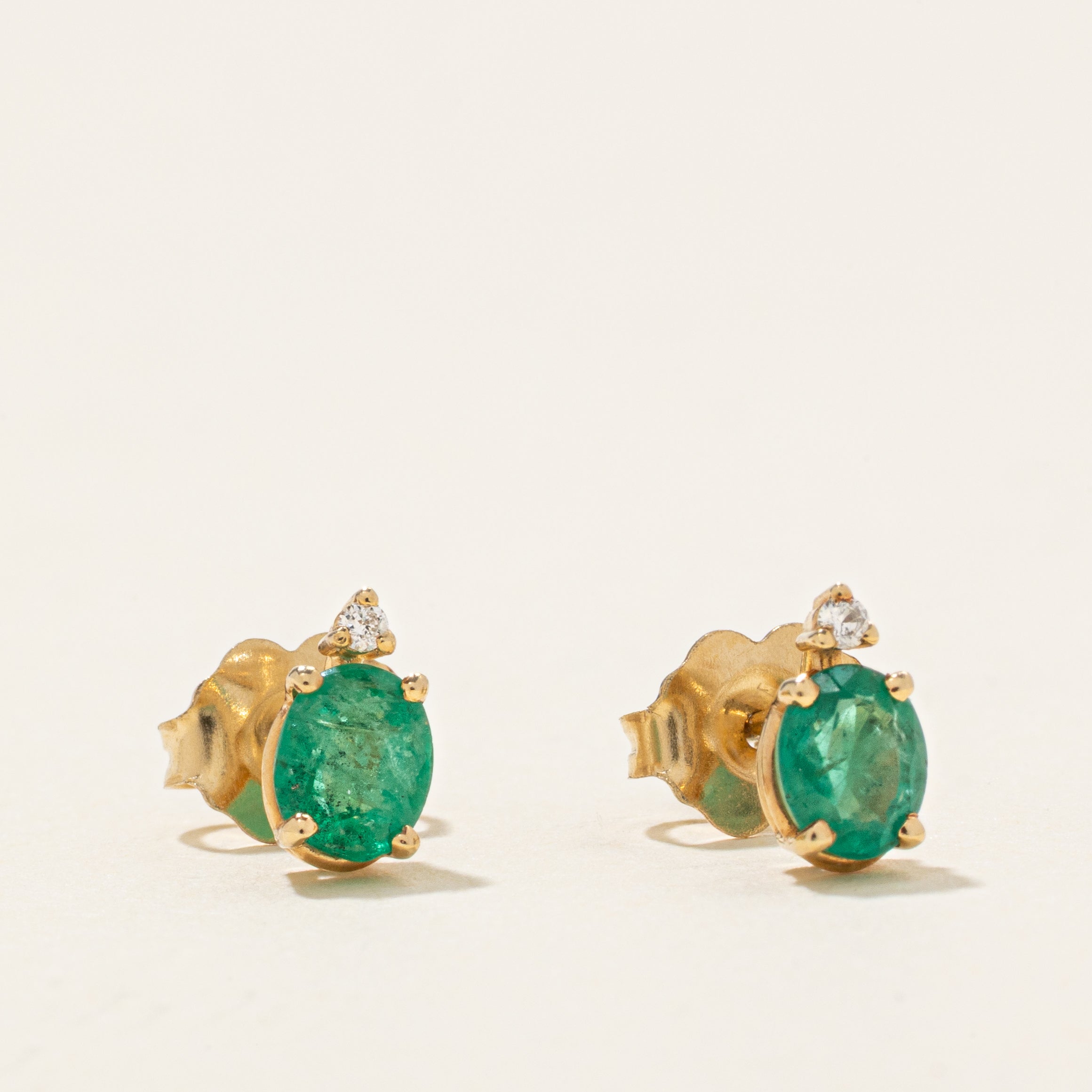 Boucles d'oreilles puces émeraude et diamant