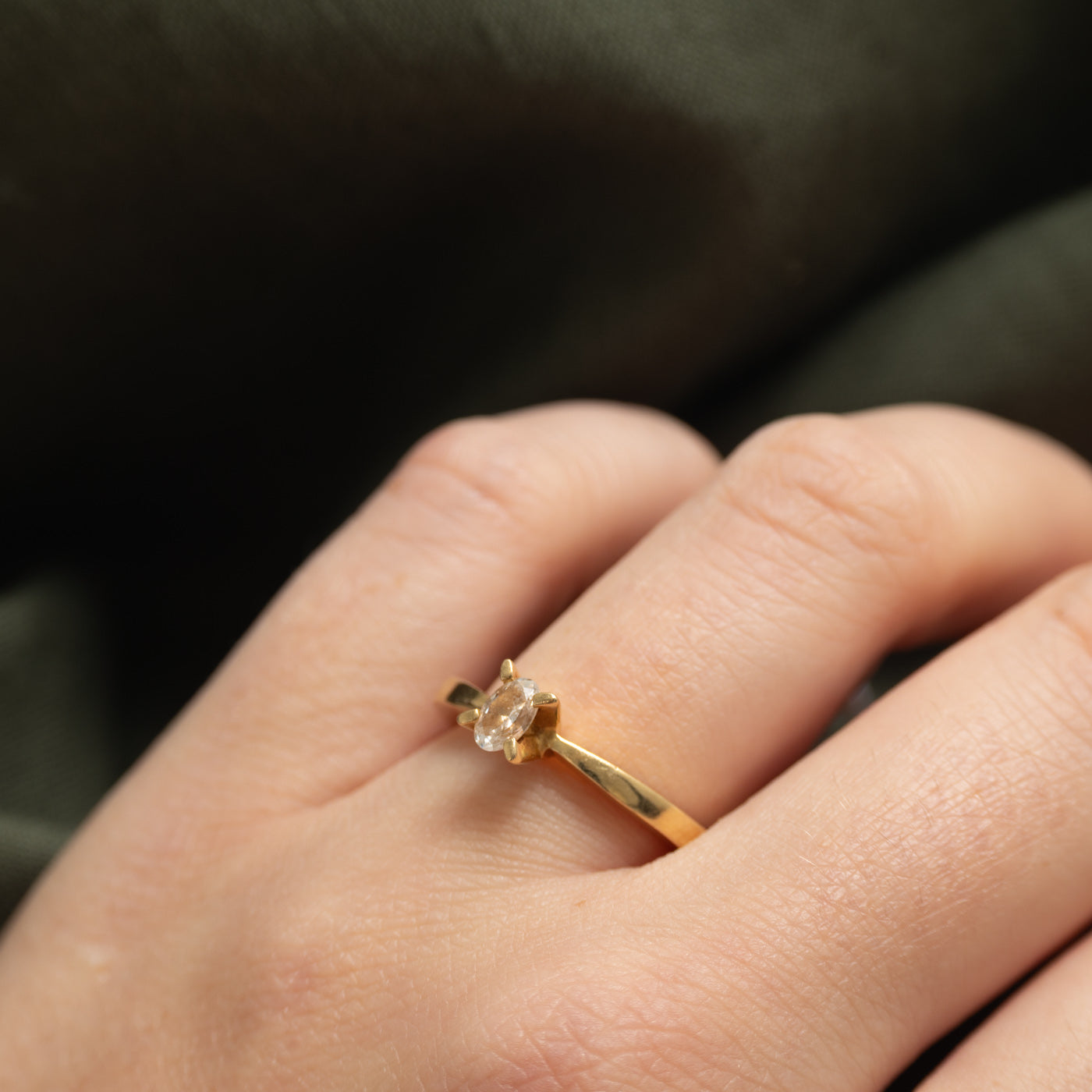 18k Oval Cut Diamond Reverse Tapered Ring | SZ 6.75