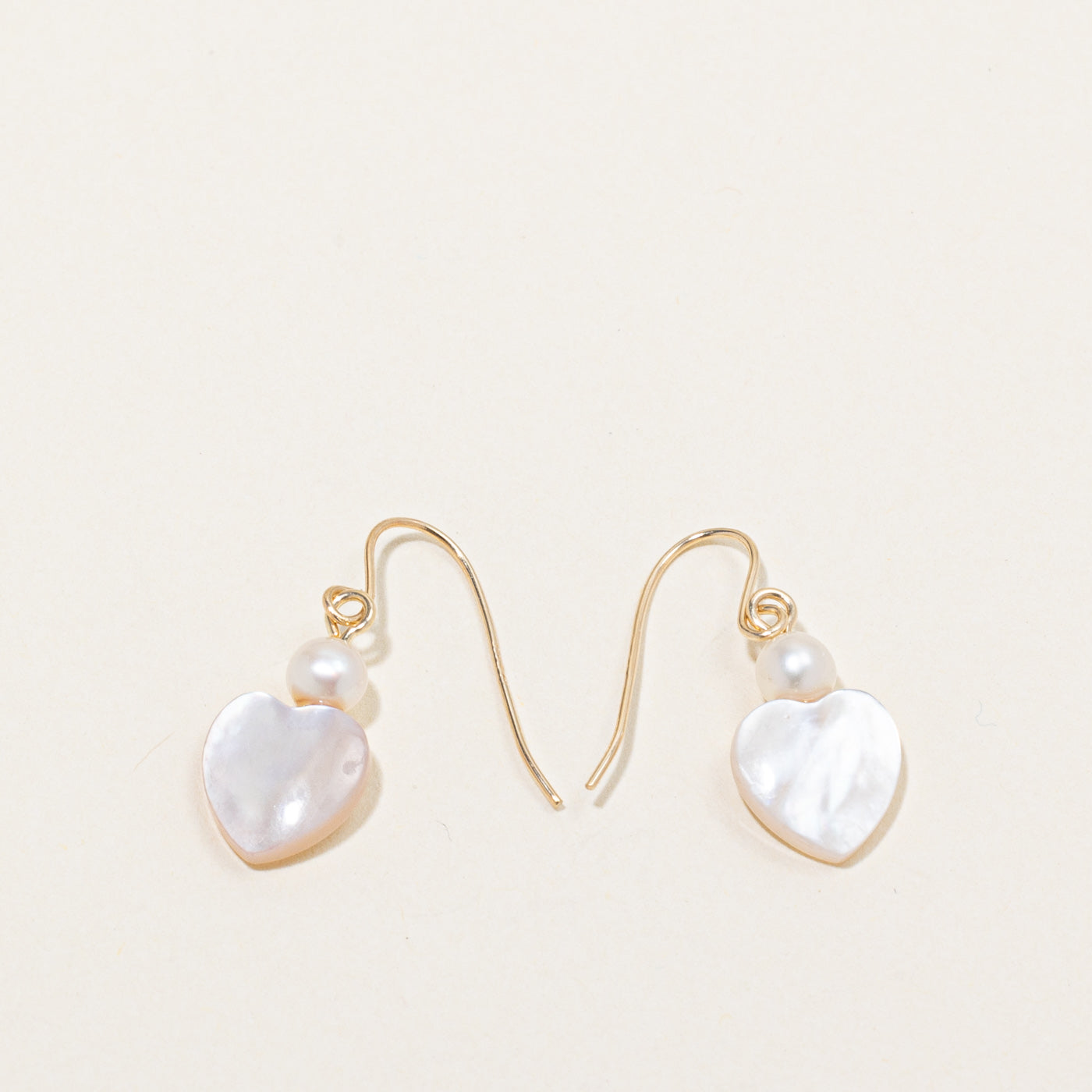 Boucles d'oreilles cœur en nacre et perles