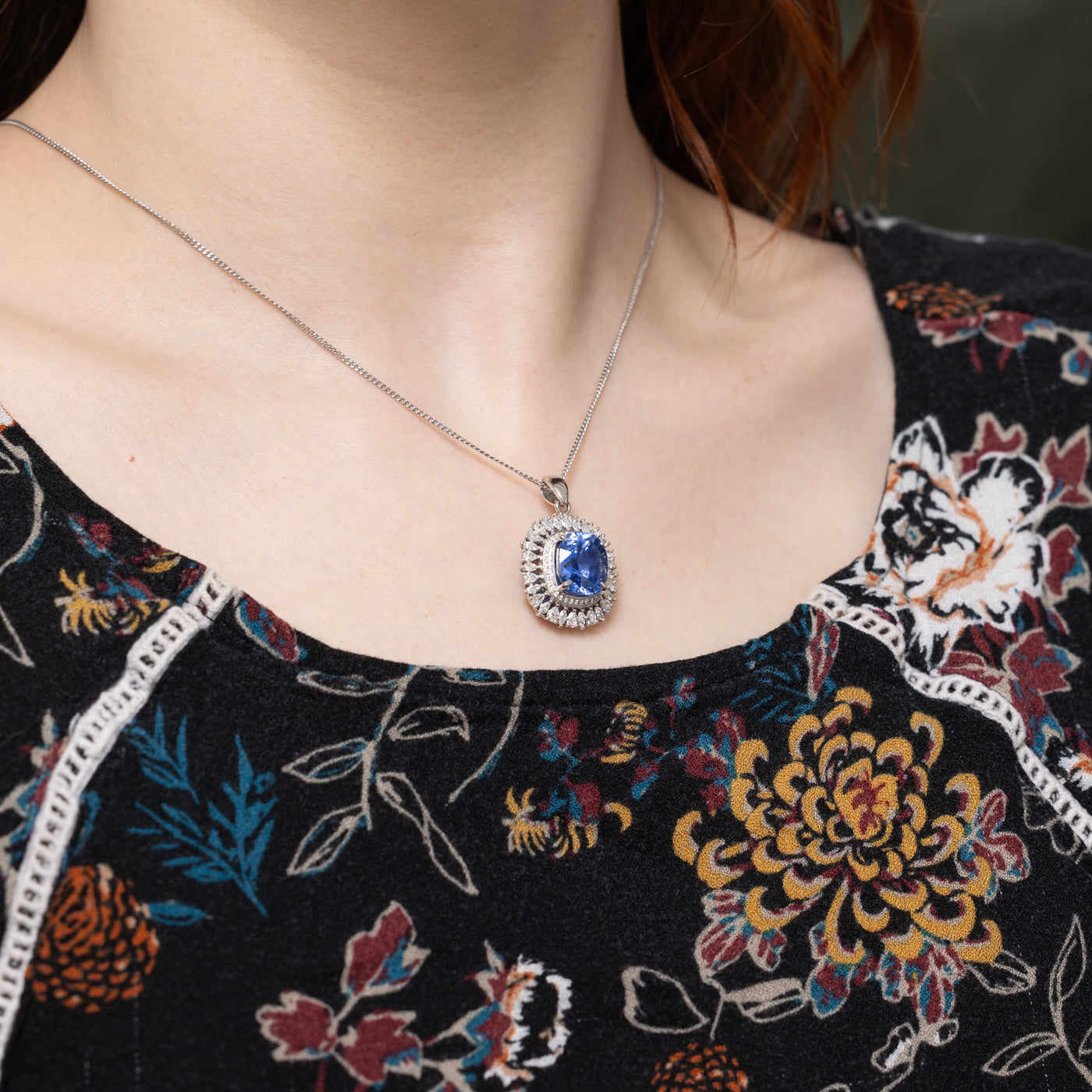 Pendentif saphir de Ceylan non chauffé de 9,37 ct (GRS) et diamants | GRS 9,37 ct | 1,02 ct (poids total)