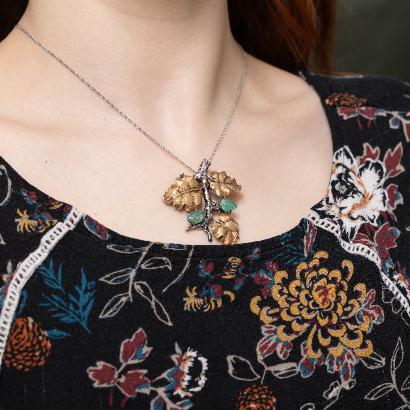 Pendentif vintage « Buccellati » en or 18 carats et argent, serti d'une émeraude (3,00 ct).