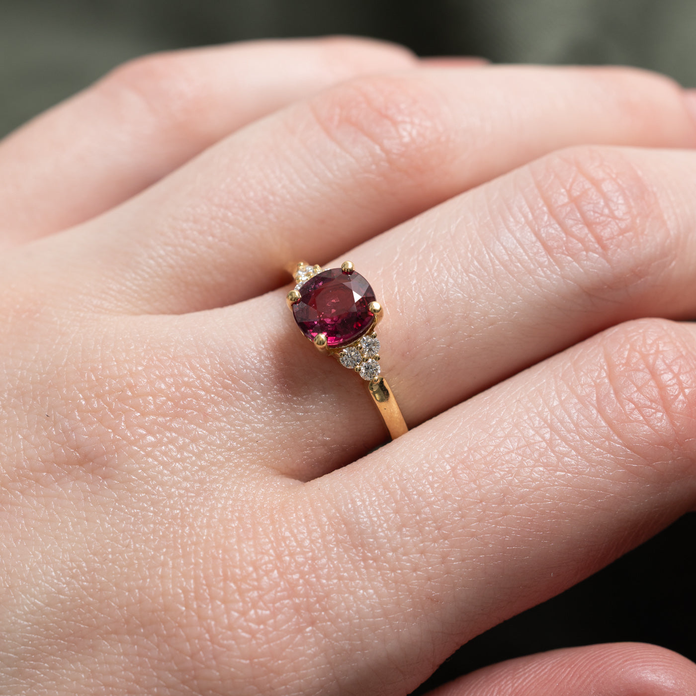 Bague en rubis rouge orangé non chauffé de 2,02 ct (GRS) et diamants | GRS 2,02 ct | 0,18 ct au total | Taille 6,5