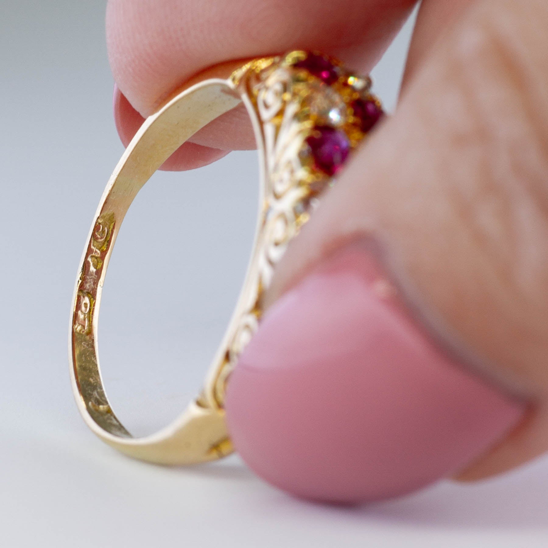 Bague filigranée en rubis et diamants du début du XXe siècle | 0,42 ct, 0,28 ct | Taille 7,5 |